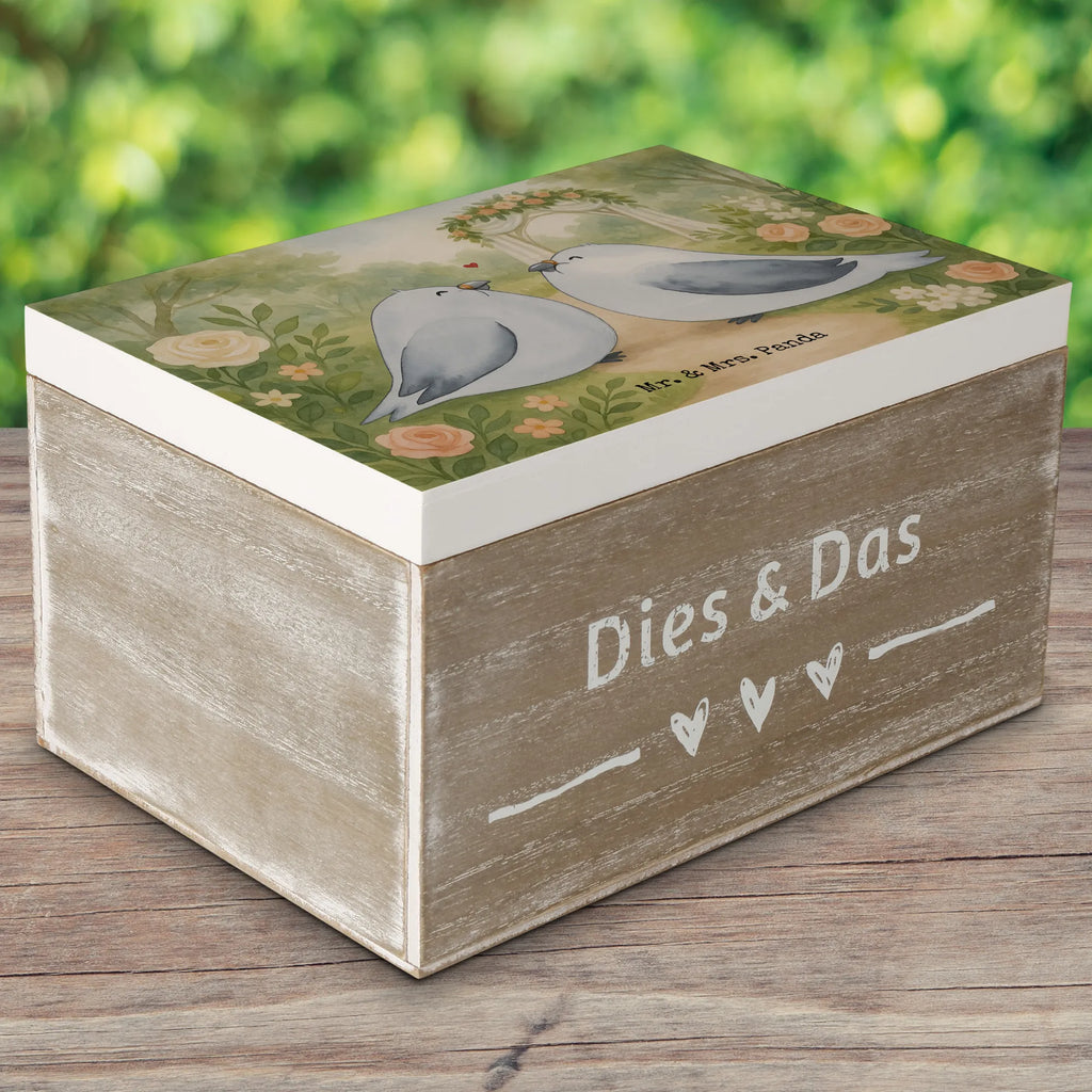 Holzkiste Tauben Liebe Design Truhe, Erinnerungskiste, Schatulle, Holzkiste, Geschenkdose, Dekokiste, Erinnerungsbox, XXL, Aufbewahrungsbox, Schatzkiste, Kiste, Geschenkbox, Hochzeit, Hochzeitsgeschenk, Ehe, Hochzeitsfeier, Trauung, Trauungsgeschenk, Hochzeitskarte, Verlobungsfeier, Verlobungsgeschenk, Hochzeitsgeschenkideen, Hochzeitsgeschenke für Brautpaar, Tauben, Taube, Turteltaube, Liebe, Paar, Freund, Paargeschenk, Turteltauben, Freundin