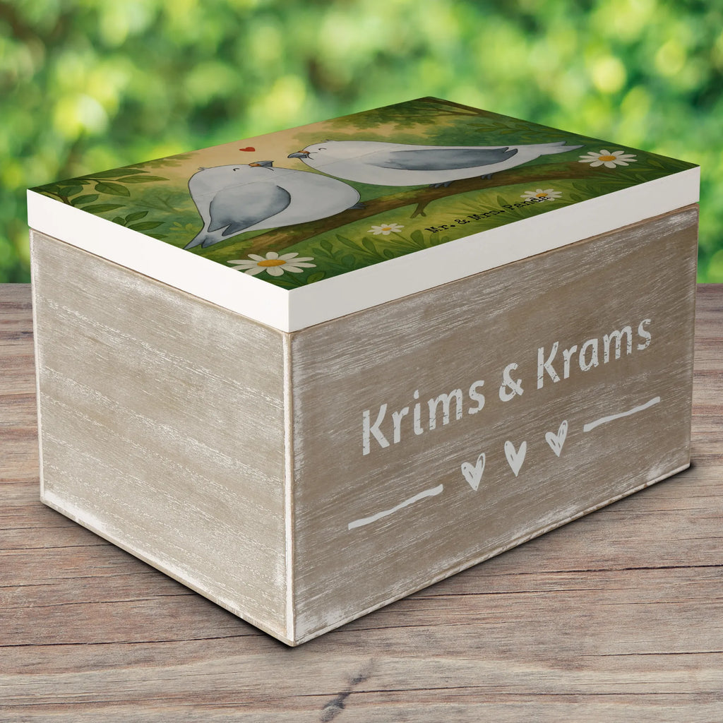 Skrzynia drewniana Gołębia miłość Design Truhe, Box aus Holz, Erinnerungsbox Hochzeit, Dekokiste, Holzbox mit Deckel, Schatzkiste, Kiste, Erinnerungsbox, Holzkiste mit Deckel, Erinnerungsbox Baby, Aufbewahrungsbox Holz, Schatulle, Erinnerungskiste, Dekorative Holzkiste, Holztruhe, Holzbox, Aufbewahrungsbox, Holzkisten, Holzboxen, Holz Aufbewahrungsbox, Aufbewahrungskiste, Aufbewahrungsbox aus Holz, Holzkiste, Geschenkbox, Schmuckkästchen, Deko Box, Ordnungsbox, Freundin, Ehefrau, Freund, Jahrestag, Ehemann, Partner, Liebesgeschenk, Verlobung, Heiratsantrag, Heiraten, Hocheitstag, Liebe, Hochzeitstag, Liebesbeweis, Geschenk Freund, Turteltauben, Verheiratet, Turteltäubchen, Tauben, Verlobt, Geschenk Hochzeit, Geschenk Freundin, Verliebt