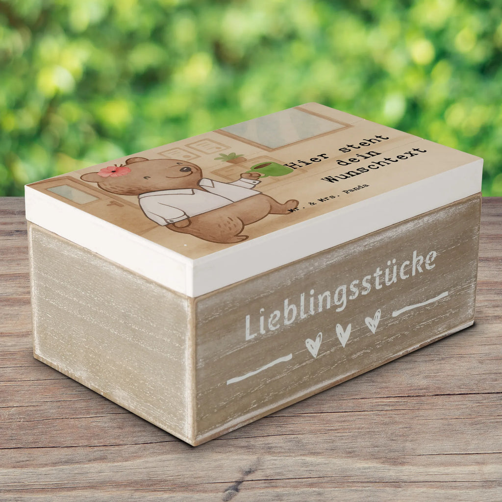 Personalizowane drewniane pudełko urzędniczka Pasja Design Truhe mit Namen, Aufbewahrungsbox mit Namen, Kiste Personalisiert, Schatzkiste Personalisiert, Holzkiste Personalisiert, Truhe Personalisiert, Holzkiste mit Namen, Schatulle Personalisiert, Dekokiste mit Namen, Erinnerungskiste, Kiste mit Namen, Erinnerungsbox mit Namen, mit Namen, Schatzkiste mit Namen, Erinnerungsbox Personalisiert, Dekokiste Personalisiert, Schatulle mit Namen, GEschenkdose personalisiert, Erinnerungskiste Personalisiert, Geschenkbox personalisiert, Aufbewahrungsbox Personalisiert, Beruf, Ausbildung, Jubiläum, Abschied, Rente, Kollege, Kollegin, Geschenk, Schenken, Arbeitskollege, Mitarbeiter, Firma, Danke, Dankeschön, Verbeamtung, Beamtentum, Beamte, öffentlicher Dienst, Studium, Amt