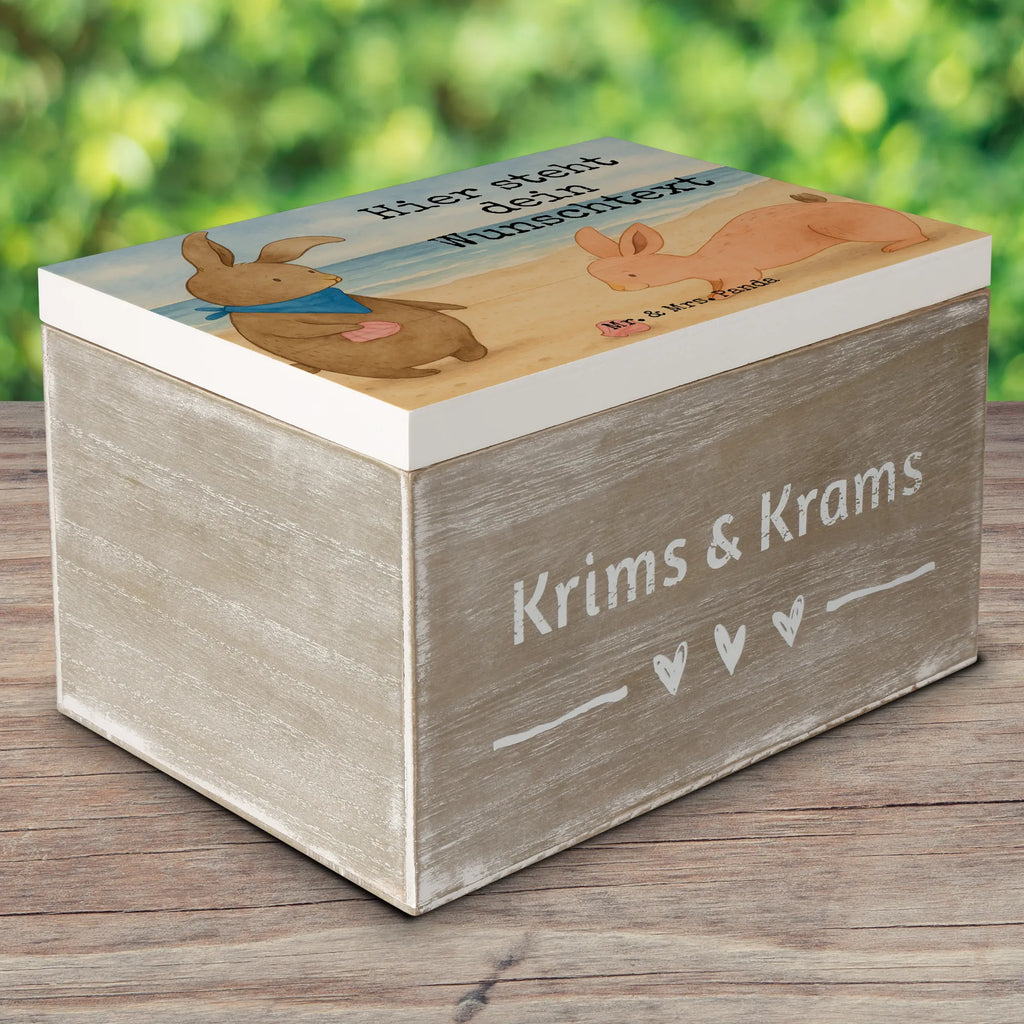 Personalisierte Holzkiste Hasen Muschel Design Truhe mit Namen, GEschenkdose personalisiert, Dekokiste Personalisiert, Dekokiste mit Namen, Truhe Personalisiert, Holzkiste mit Namen, Holzkiste Personalisiert, Erinnerungskiste Personalisiert, Aufbewahrungsbox mit Namen, Kiste Personalisiert, Erinnerungskiste, Schatzkiste Personalisiert, Schatulle mit Namen, Geschenkbox personalisiert, mit Namen, Aufbewahrungsbox Personalisiert, Schatzkiste mit Namen, Kiste mit Namen, Erinnerungsbox mit Namen, Schatulle Personalisiert, Erinnerungsbox Personalisiert, Familie, Vatertag, Muttertag, Bruder, Schwester, Mama, Papa, Oma, Opa, best friends, Freundin, Freundinnen, Meer, Muscheln, Hasen, beste Freundin, BFF, Muscheln sammeln