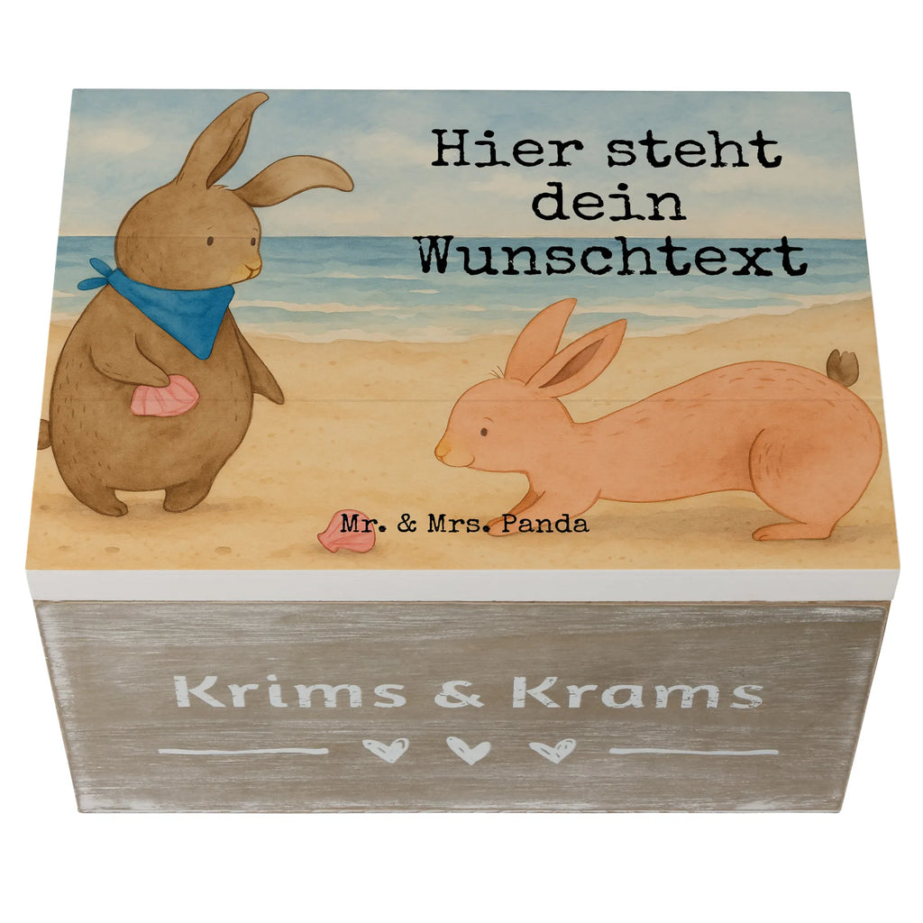 Personalisierte Holzkiste Hasen Muschel Design Truhe mit Namen, GEschenkdose personalisiert, Dekokiste Personalisiert, Dekokiste mit Namen, Truhe Personalisiert, Holzkiste mit Namen, Holzkiste Personalisiert, Erinnerungskiste Personalisiert, Aufbewahrungsbox mit Namen, Kiste Personalisiert, Erinnerungskiste, Schatzkiste Personalisiert, Schatulle mit Namen, Geschenkbox personalisiert, mit Namen, Aufbewahrungsbox Personalisiert, Schatzkiste mit Namen, Kiste mit Namen, Erinnerungsbox mit Namen, Schatulle Personalisiert, Erinnerungsbox Personalisiert, Familie, Vatertag, Muttertag, Bruder, Schwester, Mama, Papa, Oma, Opa, best friends, Freundin, Freundinnen, Meer, Muscheln, Hasen, beste Freundin, BFF, Muscheln sammeln