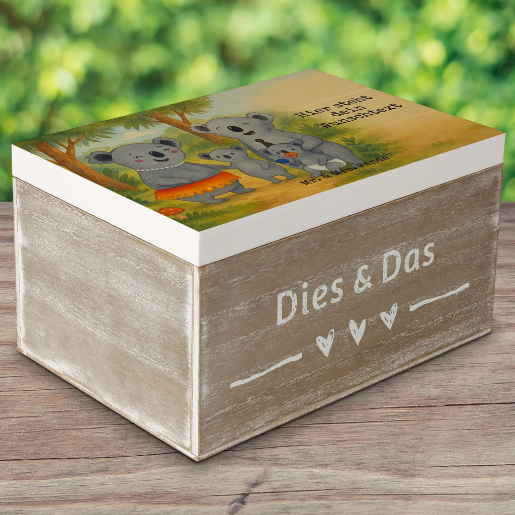 Personalisierte Holzkiste Koala Familie Design Erinnerungskiste Personalisiert, Geschenkbox personalisiert, Dekokiste Personalisiert, Truhe mit Namen, Holzkiste mit Namen, Kiste mit Namen, Aufbewahrungsbox mit Namen, Schatzkiste Personalisiert, Schatulle mit Namen, mit Namen, Erinnerungskiste, Aufbewahrungsbox Personalisiert, GEschenkdose personalisiert, Holzkiste Personalisiert, Kiste Personalisiert, Truhe Personalisiert, Erinnerungsbox Personalisiert, Dekokiste mit Namen, Schatzkiste mit Namen, Erinnerungsbox mit Namen, Schatulle Personalisiert, Familie, Vatertag, Muttertag, Bruder, Schwester, Mama, Papa, Oma, Opa, Familienleben, Koalas, Family, Geschwister, Koala, Kinder