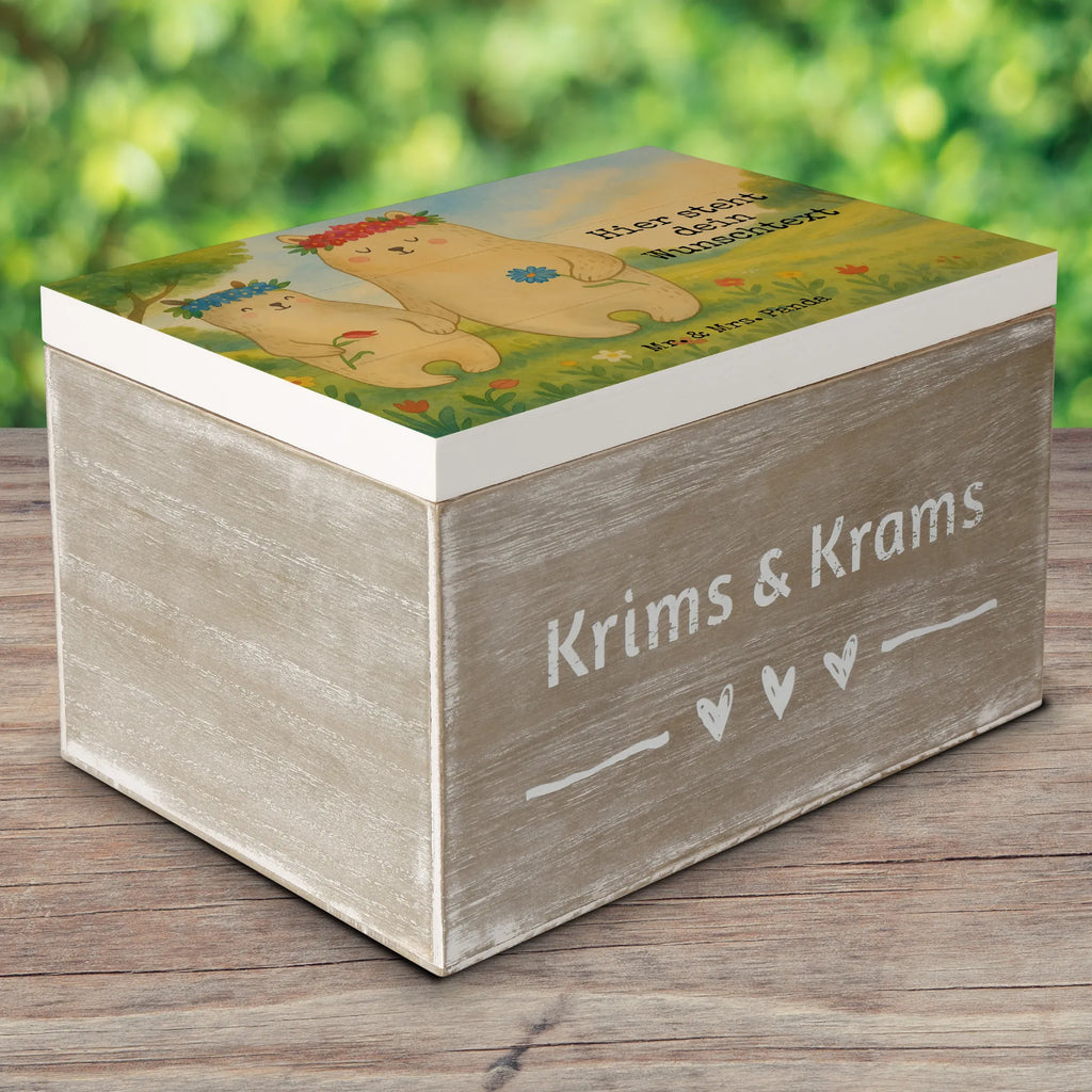 Personalisierte Holzkiste Bären mit Blumenkranz Design mit Namen, Truhe mit Namen, Schatzkiste Personalisiert, Aufbewahrungsbox Personalisiert, Dekokiste Personalisiert, GEschenkdose personalisiert, Erinnerungskiste Personalisiert, Kiste Personalisiert, Schatulle mit Namen, Holzkiste Personalisiert, Erinnerungskiste, Erinnerungsbox Personalisiert, Dekokiste mit Namen, Schatzkiste mit Namen, Kiste mit Namen, Aufbewahrungsbox mit Namen, Geschenkbox personalisiert, Erinnerungsbox mit Namen, Truhe Personalisiert, Holzkiste mit Namen, Schatulle Personalisiert, Familie, Vatertag, Muttertag, Bruder, Schwester, Mama, Papa, Oma, Opa, Geschenk Mama. Muttertag, Mami, weltbeste Mama, Kinder, Mutter, beste Mutter, Töchter, Vorbild, Lieblingsmensch, Bären, Lieblingsmama, Family, Mutti, Tochter, Bär, Kind