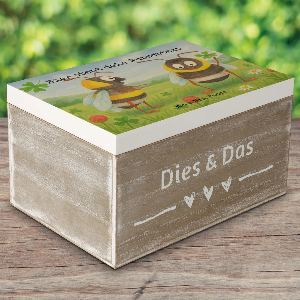 Personalizowane drewniane pudełko Trzmiele koniczyna Design Schatzkiste Personalisiert, Schatulle Personalisiert, Dekokiste Personalisiert, Aufbewahrungsbox Personalisiert, Holzkiste mit Namen, Erinnerungsbox Personalisiert, mit Namen, Erinnerungsbox mit Namen, Erinnerungskiste Personalisiert, Holzkiste Personalisiert, Dekokiste mit Namen, Geschenkbox personalisiert, Erinnerungskiste, GEschenkdose personalisiert, Truhe Personalisiert, Schatzkiste mit Namen, Truhe mit Namen, Kiste mit Namen, Kiste Personalisiert, Aufbewahrungsbox mit Namen, Schatulle mit Namen, Tiermotive, Gute Laune, lustige Sprüche, Tiere, Spruch positiv, Spruch fröhlich, glücklich sein, Spruch schön, Hummel, glücklich werden, Biene Deko, Biene