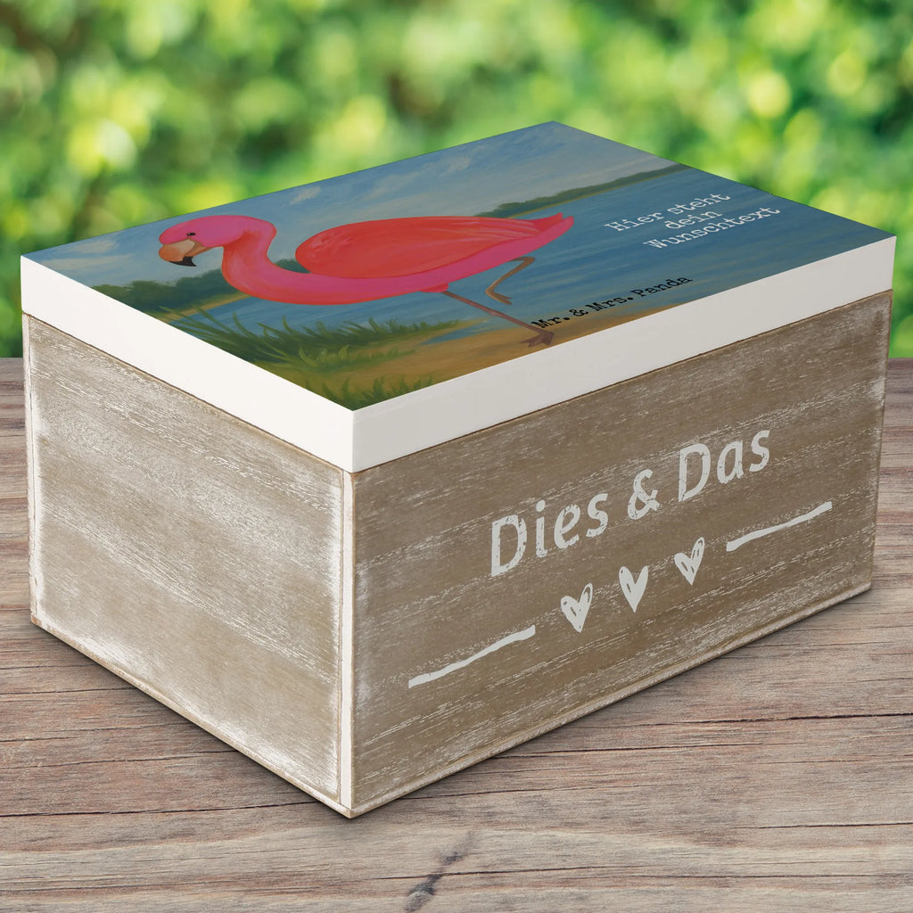 Personalisierte Holzkiste Flamingo Classic Design Aufbewahrungsbox Personalisiert, Erinnerungskiste, Schatulle mit Namen, Holzkiste Personalisiert, GEschenkdose personalisiert, Erinnerungsbox Personalisiert, Holzkiste mit Namen, Erinnerungskiste Personalisiert, Dekokiste Personalisiert, Geschenkbox personalisiert, Schatzkiste Personalisiert, Dekokiste mit Namen, Truhe Personalisiert, Erinnerungsbox mit Namen, Kiste mit Namen, Schatzkiste mit Namen, mit Namen, Aufbewahrungsbox mit Namen, Schatulle Personalisiert, Truhe mit Namen, Kiste Personalisiert, Flamingo, Sohn, Spruch, Geschwister, ich, Außenseiter, Tochter, Einzigartig, Stolz, für mich, Freundinnen, Selbstliebe, Freundin