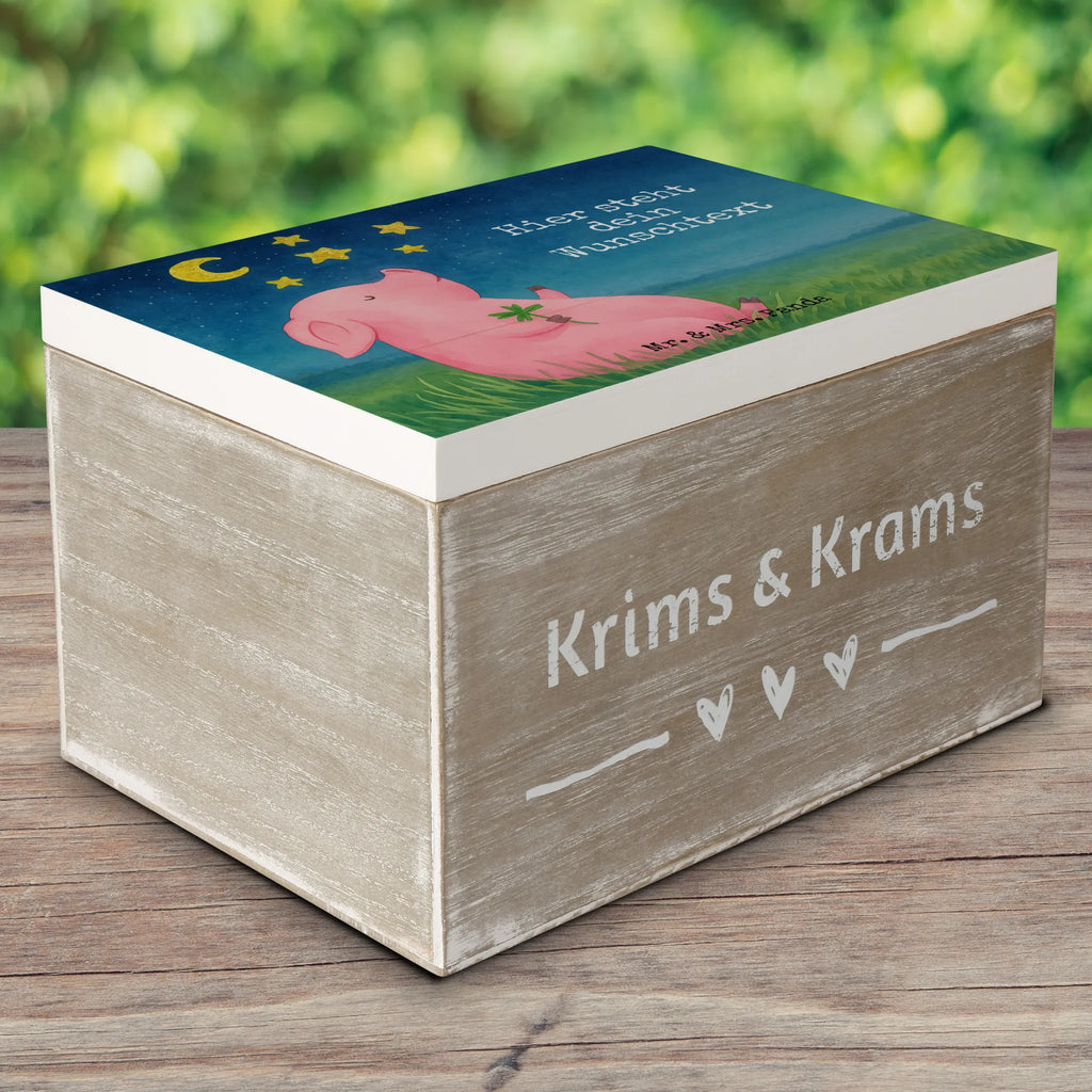 Personalised wooden chest Pig Luck Design Holzkiste Personalisiert, Erinnerungsbox Personalisiert, Schatzkiste Personalisiert, Aufbewahrungsbox Personalisiert, Schatulle Personalisiert, Kiste Personalisiert, Truhe mit Namen, Dekokiste Personalisiert, Holzkiste mit Namen, Kiste mit Namen, Erinnerungsbox mit Namen, Dekokiste mit Namen, Truhe Personalisiert, Erinnerungskiste Personalisiert, mit Namen, Schatzkiste mit Namen, Aufbewahrungsbox mit Namen, Schatulle mit Namen, GEschenkdose personalisiert, Erinnerungskiste, Geschenkbox personalisiert, Tiermotive, Gute Laune, lustige Sprüche, Tiere, Sterne, Sernchen, Ziele, Glücksschwein. Glück, Träume, Schwein, Motivation, Schweinchen, Glücksbringer