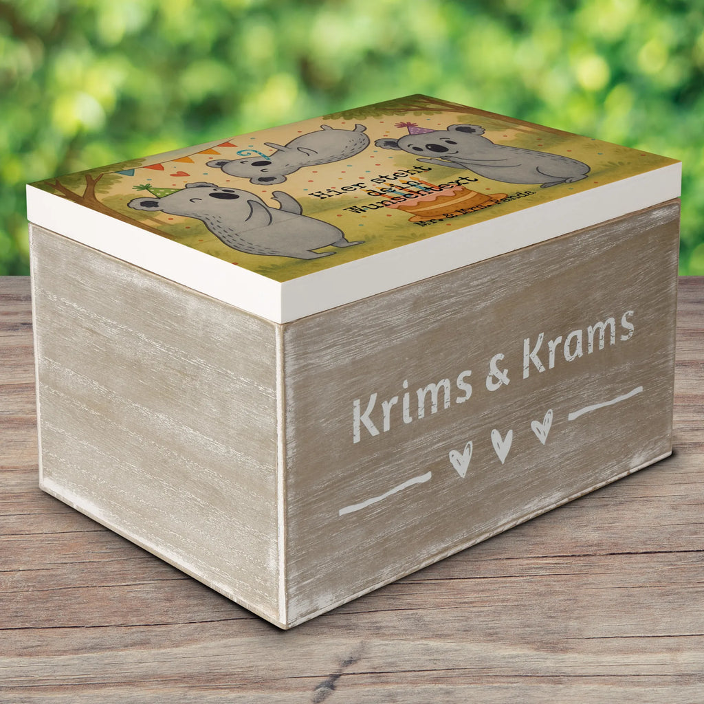 Personalised wooden chest koalas Birthday Design mit Namen, Schatulle mit Namen, Erinnerungsbox Personalisiert, Kiste mit Namen, Truhe mit Namen, Dekokiste Personalisiert, Truhe Personalisiert, Kiste Personalisiert, Holzkiste mit Namen, Erinnerungskiste Personalisiert, Aufbewahrungsbox mit Namen, GEschenkdose personalisiert, Schatzkiste mit Namen, Schatulle Personalisiert, Geschenkbox personalisiert, Erinnerungskiste, Schatzkiste Personalisiert, Dekokiste mit Namen, Holzkiste Personalisiert, Erinnerungsbox mit Namen, Aufbewahrungsbox Personalisiert, Geburtstag, Geburtstagsgeschenk, Geschenk, Happy Birthday, Koala, Geburtstage, Geburtstagsfeier
