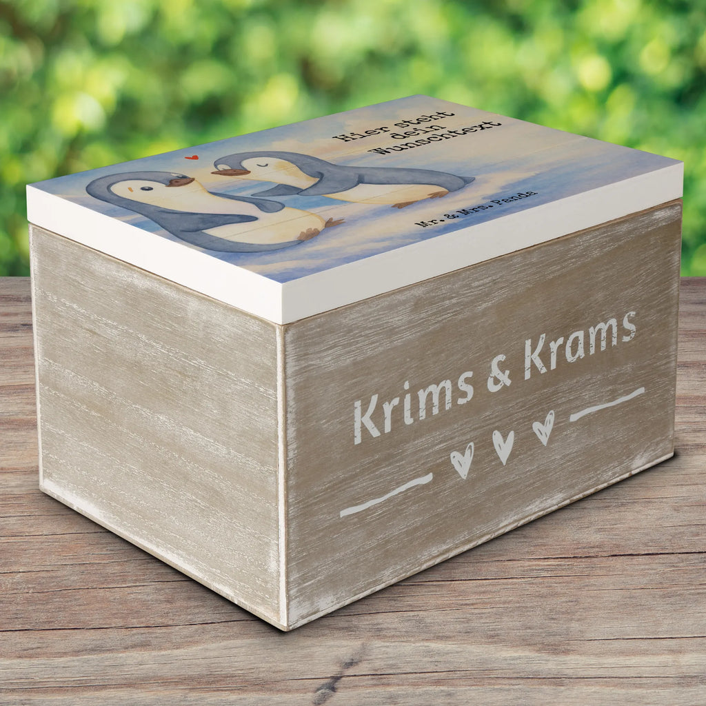 Personalisierte Holzkiste Pinguine trösten Design Erinnerungskiste Personalisiert, Erinnerungskiste, Kiste Personalisiert, Truhe Personalisiert, Truhe mit Namen, Aufbewahrungsbox mit Namen, Schatzkiste mit Namen, mit Namen, Schatulle mit Namen, Kiste mit Namen, Erinnerungsbox mit Namen, Schatulle Personalisiert, Dekokiste Personalisiert, Geschenkbox personalisiert, Dekokiste mit Namen, Schatzkiste Personalisiert, Aufbewahrungsbox Personalisiert, GEschenkdose personalisiert, Holzkiste mit Namen, Erinnerungsbox Personalisiert, Holzkiste Personalisiert, Liebe, Partner, Freund, Freundin, Ehemann, Ehefrau, Heiraten, Verlobung, Heiratsantrag, Liebesgeschenk, Jahrestag, Hocheitstag, Geschenk für Partner, Geschenk für Frauen, Geschenk für Freundin, Hochzeitstag, für Männer, Liebesbeweis, für Ehemann, Valentinstag, Mitbringsel