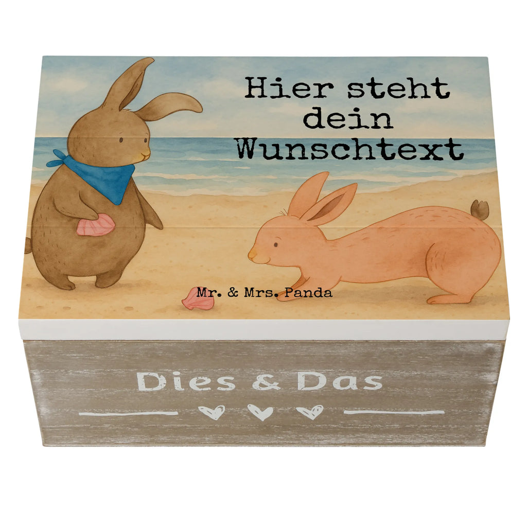 Personalisierte Holzkiste Hasen Muschel Design Truhe mit Namen, GEschenkdose personalisiert, Dekokiste Personalisiert, Dekokiste mit Namen, Truhe Personalisiert, Holzkiste mit Namen, Holzkiste Personalisiert, Erinnerungskiste Personalisiert, Aufbewahrungsbox mit Namen, Kiste Personalisiert, Erinnerungskiste, Schatzkiste Personalisiert, Schatulle mit Namen, Geschenkbox personalisiert, mit Namen, Aufbewahrungsbox Personalisiert, Schatzkiste mit Namen, Kiste mit Namen, Erinnerungsbox mit Namen, Schatulle Personalisiert, Erinnerungsbox Personalisiert, Familie, Vatertag, Muttertag, Bruder, Schwester, Mama, Papa, Oma, Opa, best friends, Freundin, Freundinnen, Meer, Muscheln, Hasen, beste Freundin, BFF, Muscheln sammeln