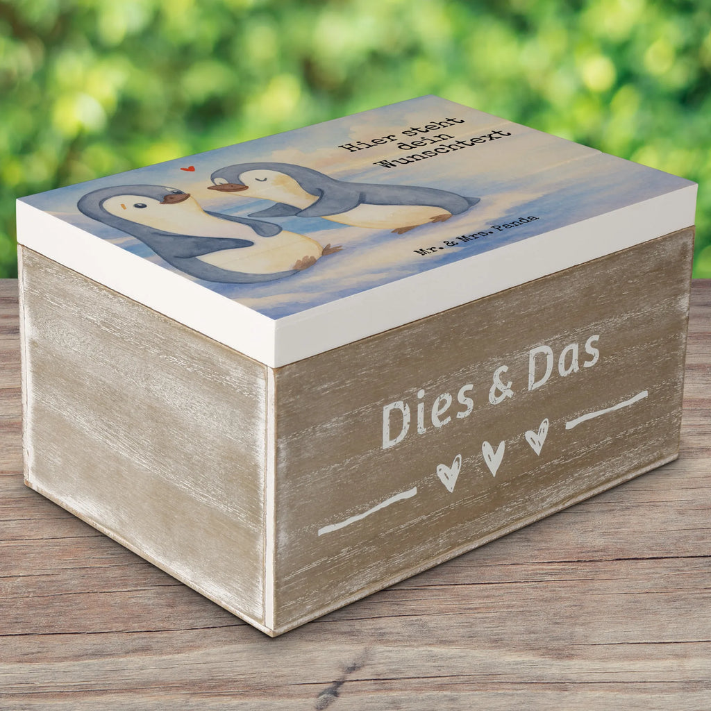 Personalisierte Holzkiste Pinguine trösten Design Erinnerungskiste Personalisiert, Erinnerungskiste, Kiste Personalisiert, Truhe Personalisiert, Truhe mit Namen, Aufbewahrungsbox mit Namen, Schatzkiste mit Namen, mit Namen, Schatulle mit Namen, Kiste mit Namen, Erinnerungsbox mit Namen, Schatulle Personalisiert, Dekokiste Personalisiert, Geschenkbox personalisiert, Dekokiste mit Namen, Schatzkiste Personalisiert, Aufbewahrungsbox Personalisiert, GEschenkdose personalisiert, Holzkiste mit Namen, Erinnerungsbox Personalisiert, Holzkiste Personalisiert, Liebe, Partner, Freund, Freundin, Ehemann, Ehefrau, Heiraten, Verlobung, Heiratsantrag, Liebesgeschenk, Jahrestag, Hocheitstag, Geschenk für Partner, Geschenk für Frauen, Geschenk für Freundin, Hochzeitstag, für Männer, Liebesbeweis, für Ehemann, Valentinstag, Mitbringsel