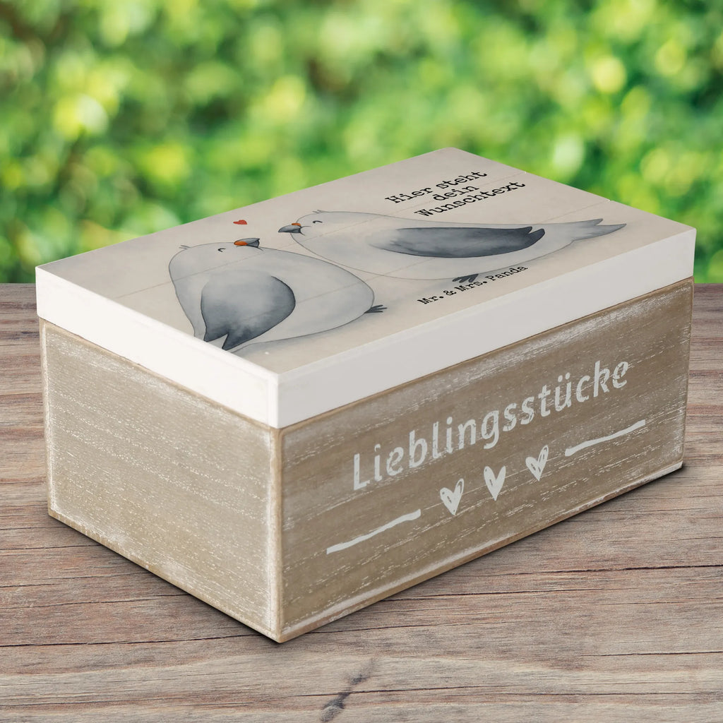 Personalisierte Holzkiste Tauben Liebe Design Geschenkbox personalisiert, Schatulle Personalisiert, Dekokiste Personalisiert, GEschenkdose personalisiert, Aufbewahrungsbox Personalisiert, Aufbewahrungsbox mit Namen, Schatzkiste mit Namen, Erinnerungsbox mit Namen, Erinnerungskiste, Truhe mit Namen, Holzkiste Personalisiert, Kiste Personalisiert, Erinnerungsbox Personalisiert, Erinnerungskiste Personalisiert, Schatzkiste Personalisiert, Truhe Personalisiert, mit Namen, Holzkiste mit Namen, Kiste mit Namen, Schatulle mit Namen, Dekokiste mit Namen, Hochzeit, Hochzeitsgeschenk, Ehe, Hochzeitsfeier, Trauung, Trauungsgeschenk, Hochzeitskarte, Verlobungsfeier, Verlobungsgeschenk, Hochzeitsgeschenkideen, Hochzeitsgeschenke für Brautpaar, Liebe, Turteltauben, Paargeschenk, Paar, Freundin, Freund, Turteltaube, Taube, Tauben