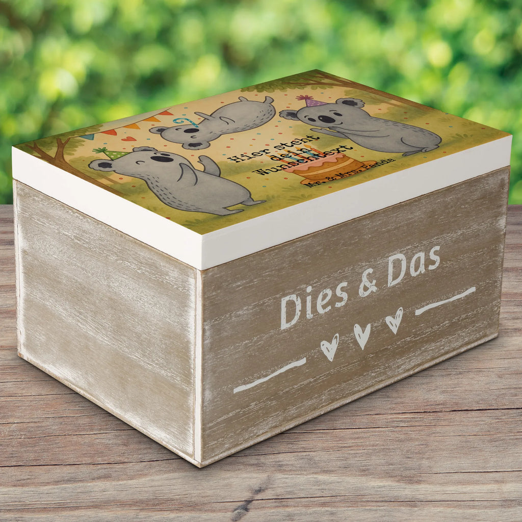 Personalised wooden chest koalas Birthday Design mit Namen, Schatulle mit Namen, Erinnerungsbox Personalisiert, Kiste mit Namen, Truhe mit Namen, Dekokiste Personalisiert, Truhe Personalisiert, Kiste Personalisiert, Holzkiste mit Namen, Erinnerungskiste Personalisiert, Aufbewahrungsbox mit Namen, GEschenkdose personalisiert, Schatzkiste mit Namen, Schatulle Personalisiert, Geschenkbox personalisiert, Erinnerungskiste, Schatzkiste Personalisiert, Dekokiste mit Namen, Holzkiste Personalisiert, Erinnerungsbox mit Namen, Aufbewahrungsbox Personalisiert, Geburtstag, Geburtstagsgeschenk, Geschenk, Happy Birthday, Koala, Geburtstage, Geburtstagsfeier