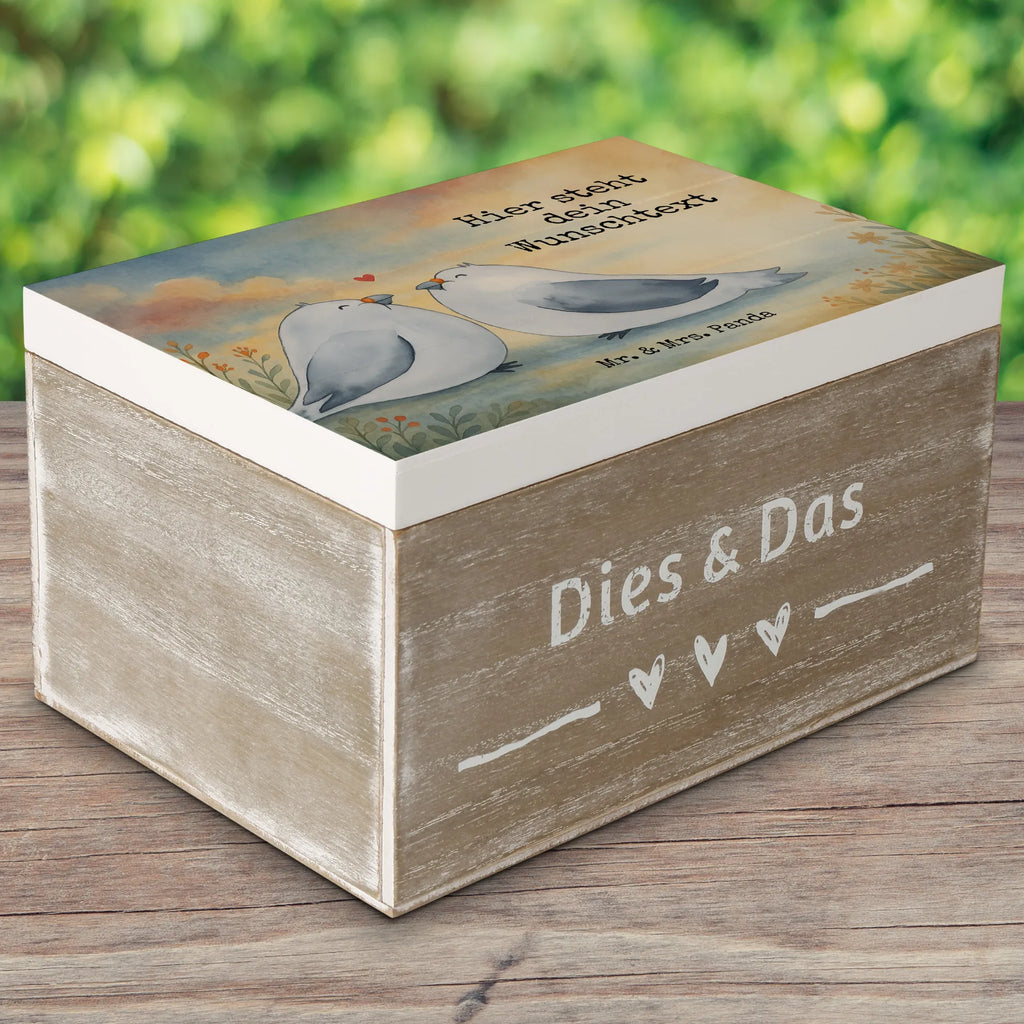Personalisierte Holzkiste Turteltauben Liebe Design Aufbewahrungsbox Personalisiert, mit Namen, Schatulle Personalisiert, Schatzkiste Personalisiert, Dekokiste mit Namen, Holzkiste mit Namen, Dekokiste Personalisiert, Erinnerungsbox mit Namen, Truhe mit Namen, Aufbewahrungsbox mit Namen, Truhe Personalisiert, Erinnerungskiste Personalisiert, Holzkiste Personalisiert, Geschenkbox Personalisiert, Schatzkiste mit Namen, Erinnerungsbox Personalisiert, GEschenkdose Personalisiert, Kiste Personalisiert, Schatulle mit Namen, Kiste mit Namen, Freundin, Freund, Liebe, Liebesgeschenk, Jahrestag, Verlobung, Partner, Ehemann, Ehefrau, Heiraten, Heiratsantrag, Hocheitstag, Geschenk Freund, Geschenk Hochzeit, Tauben, Verliebt, Hochzeitstag, Verheiratet, Verlobt, Turteltäubchen, Turteltauben, Liebesbeweis, Geschenk Freundin