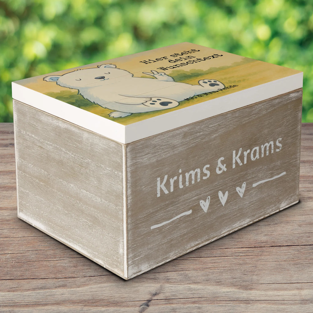 Personalisierte Holzkiste Eisbär Faul Design Truhe Personalisiert, Geschenkbox personalisiert, Kiste mit Namen, Erinnerungsbox Personalisiert, mit Namen, Dekokiste mit Namen, Aufbewahrungsbox mit Namen, Erinnerungskiste Personalisiert, Dekokiste Personalisiert, Holzkiste Personalisiert, Schatzkiste Personalisiert, Schatulle Personalisiert, Schatzkiste mit Namen, Schatulle mit Namen, Holzkiste mit Namen, Erinnerungskiste, Erinnerungsbox mit Namen, Kiste Personalisiert, GEschenkdose personalisiert, Aufbewahrungsbox Personalisiert, Truhe mit Namen, Bär, Teddy, Teddybär, Entspannen, Arbeit, Büro, Bürojob, Homeoffice, Eisbär, Faul, Nordpol, Relaxen, Arbeitsplatz