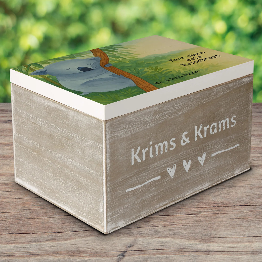 Personalisierte Holzkiste Koalabär Design Schatzkiste mit Namen, Aufbewahrungsbox mit Namen, Erinnerungsbox mit Namen, Truhe Personalisiert, Truhe mit Namen, Kiste mit Namen, Erinnerungsbox Personalisiert, Dekokiste mit Namen, Geschenkbox personalisiert, Erinnerungskiste Personalisiert, Holzkiste mit Namen, Schatulle mit Namen, Schatzkiste Personalisiert, Holzkiste Personalisiert, Erinnerungskiste, Aufbewahrungsbox Personalisiert, mit Namen, Kiste Personalisiert, Schatulle Personalisiert, Dekokiste Personalisiert, GEschenkdose personalisiert, Tiermotive, Gute Laune, lustige Sprüche, Tiere, Traumland, Koala, Traum, träumen, schlafen, Schlafzimmer, Bär, Koalabär