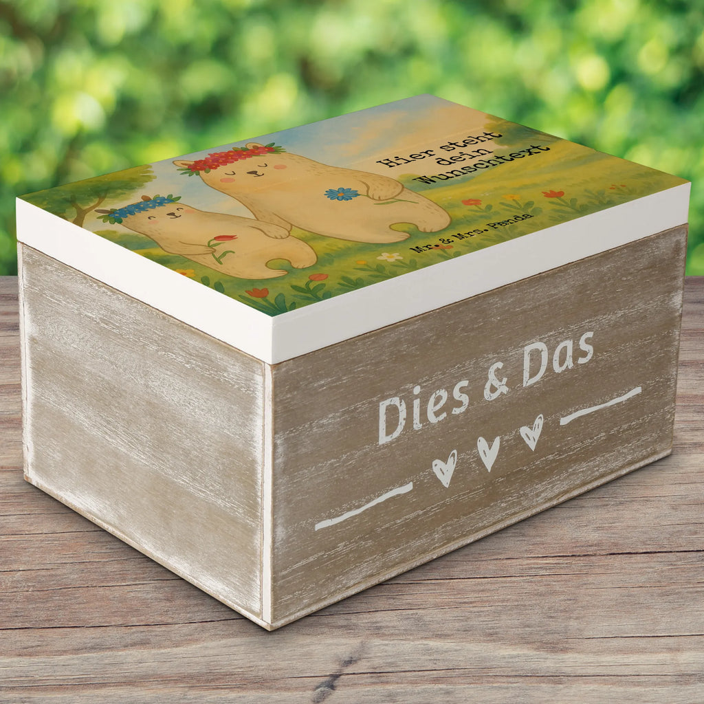 Personalisierte Holzkiste Bären mit Blumenkranz Design mit Namen, Truhe mit Namen, Schatzkiste Personalisiert, Aufbewahrungsbox Personalisiert, Dekokiste Personalisiert, GEschenkdose personalisiert, Erinnerungskiste Personalisiert, Kiste Personalisiert, Schatulle mit Namen, Holzkiste Personalisiert, Erinnerungskiste, Erinnerungsbox Personalisiert, Dekokiste mit Namen, Schatzkiste mit Namen, Kiste mit Namen, Aufbewahrungsbox mit Namen, Geschenkbox personalisiert, Erinnerungsbox mit Namen, Truhe Personalisiert, Holzkiste mit Namen, Schatulle Personalisiert, Familie, Vatertag, Muttertag, Bruder, Schwester, Mama, Papa, Oma, Opa, Geschenk Mama. Muttertag, Mami, weltbeste Mama, Kinder, Mutter, beste Mutter, Töchter, Vorbild, Lieblingsmensch, Bären, Lieblingsmama, Family, Mutti, Tochter, Bär, Kind