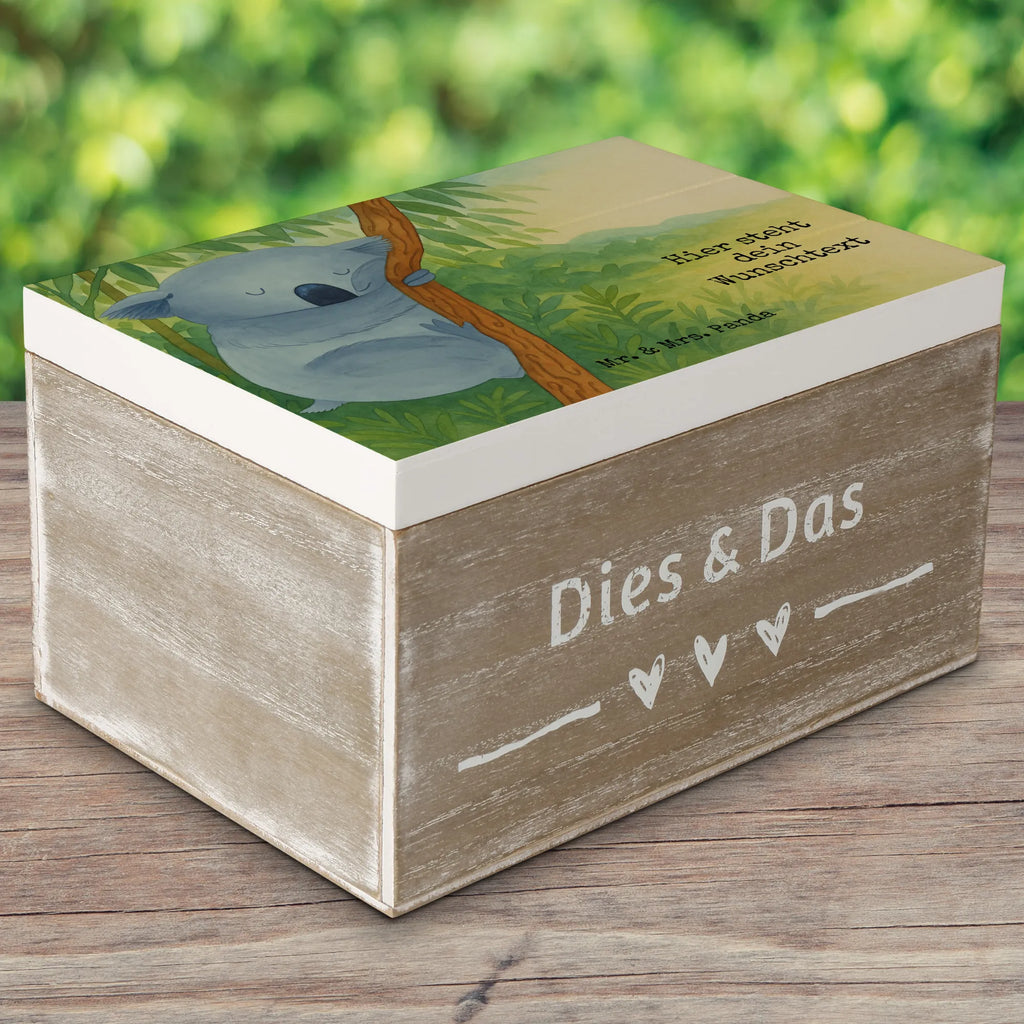 Personalisierte Holzkiste Koalabär Design Schatzkiste mit Namen, Aufbewahrungsbox mit Namen, Erinnerungsbox mit Namen, Truhe Personalisiert, Truhe mit Namen, Kiste mit Namen, Erinnerungsbox Personalisiert, Dekokiste mit Namen, Geschenkbox personalisiert, Erinnerungskiste Personalisiert, Holzkiste mit Namen, Schatulle mit Namen, Schatzkiste Personalisiert, Holzkiste Personalisiert, Erinnerungskiste, Aufbewahrungsbox Personalisiert, mit Namen, Kiste Personalisiert, Schatulle Personalisiert, Dekokiste Personalisiert, GEschenkdose personalisiert, Tiermotive, Gute Laune, lustige Sprüche, Tiere, Traumland, Koala, Traum, träumen, schlafen, Schlafzimmer, Bär, Koalabär