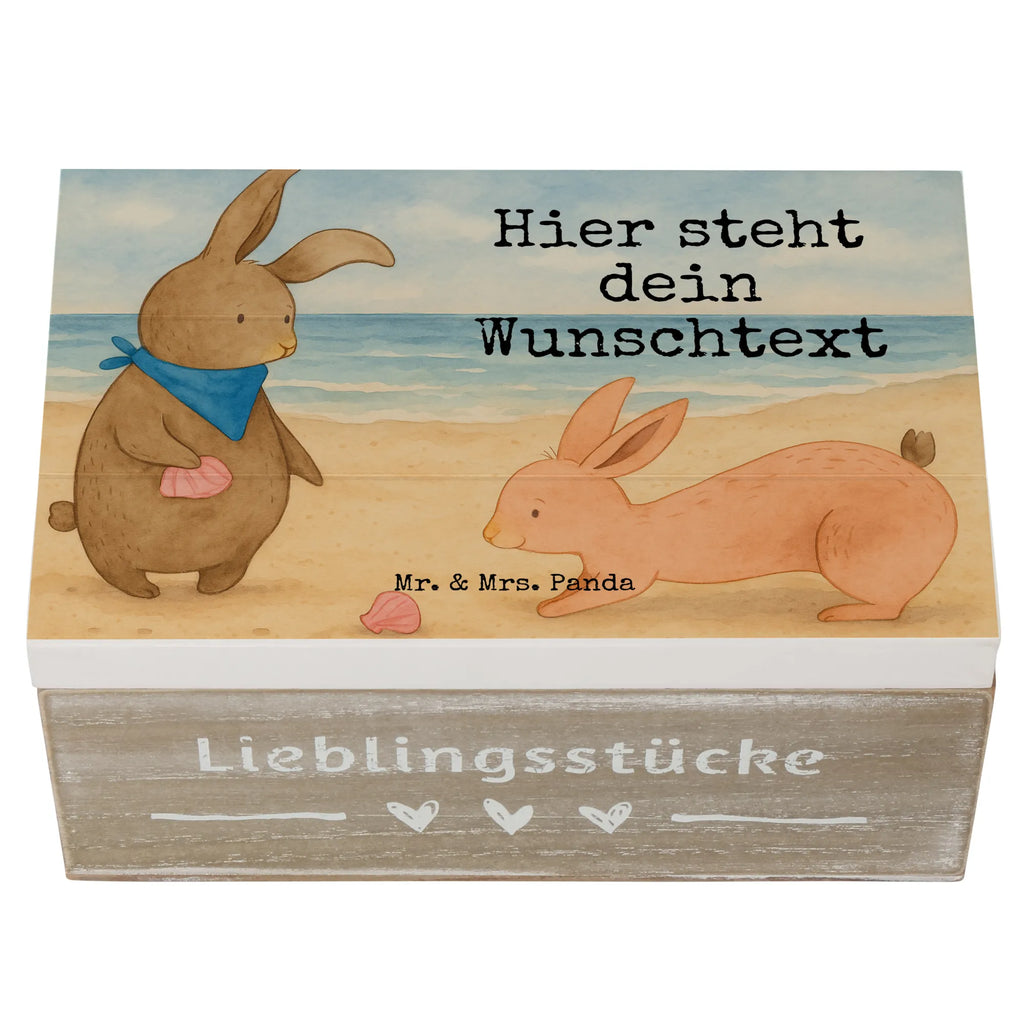 Personalisierte Holzkiste Hasen Muschel Design Truhe mit Namen, GEschenkdose personalisiert, Dekokiste Personalisiert, Dekokiste mit Namen, Truhe Personalisiert, Holzkiste mit Namen, Holzkiste Personalisiert, Erinnerungskiste Personalisiert, Aufbewahrungsbox mit Namen, Kiste Personalisiert, Erinnerungskiste, Schatzkiste Personalisiert, Schatulle mit Namen, Geschenkbox personalisiert, mit Namen, Aufbewahrungsbox Personalisiert, Schatzkiste mit Namen, Kiste mit Namen, Erinnerungsbox mit Namen, Schatulle Personalisiert, Erinnerungsbox Personalisiert, Familie, Vatertag, Muttertag, Bruder, Schwester, Mama, Papa, Oma, Opa, best friends, Freundin, Freundinnen, Meer, Muscheln, Hasen, beste Freundin, BFF, Muscheln sammeln