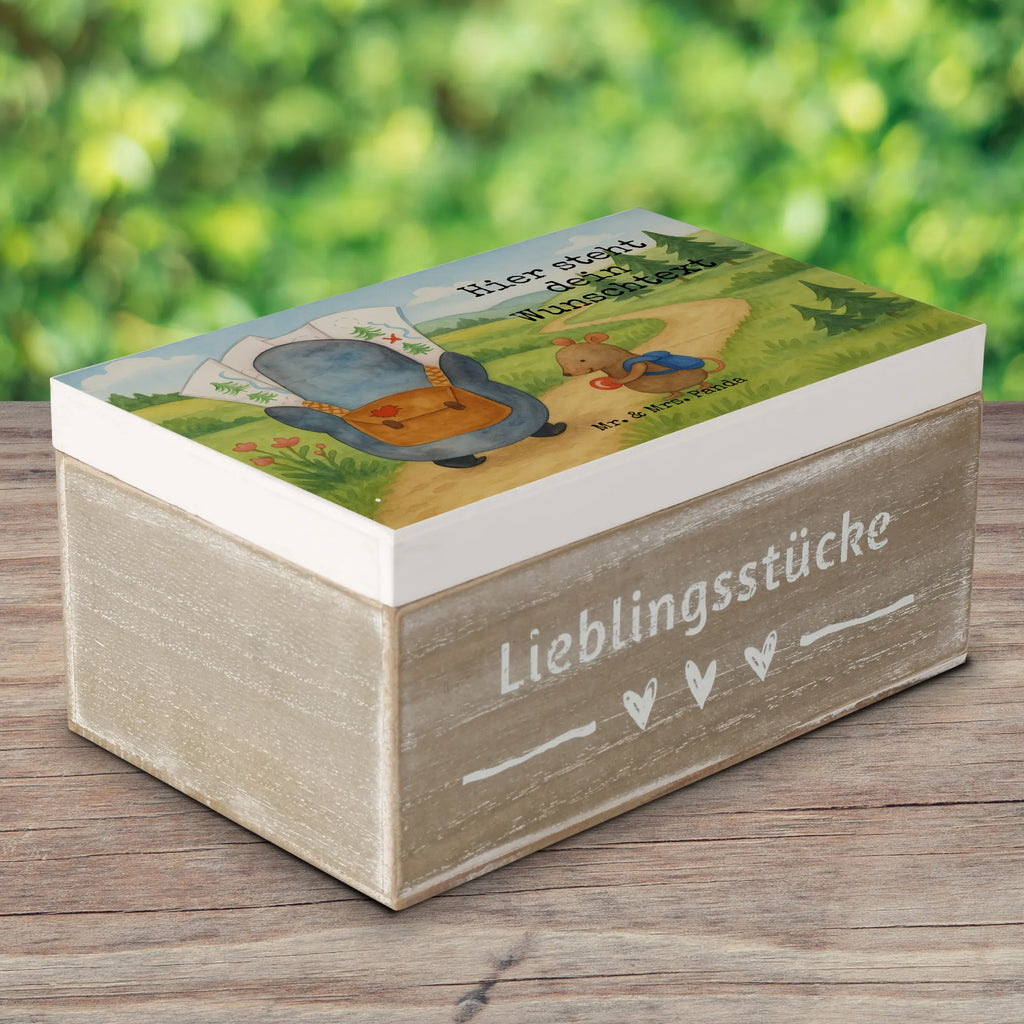 Personalizowane drewniane pudełko Pingwin i Mysz Wędrowcy Design Erinnerungsbox Personalisiert, GEschenkdose personalisiert, Aufbewahrungsbox Personalisiert, Schatzkiste Personalisiert, Schatulle Personalisiert, Dekokiste Personalisiert, Geschenkbox personalisiert, Schatulle mit Namen, Truhe Personalisiert, Schatzkiste mit Namen, Erinnerungskiste Personalisiert, Holzkiste mit Namen, Kiste Personalisiert, Erinnerungsbox mit Namen, Aufbewahrungsbox mit Namen, Holzkiste Personalisiert, Kiste mit Namen, Dekokiste mit Namen, Erinnerungskiste, mit Namen, Truhe mit Namen, Pinguin, Abenteuer, Roadtrip, wandern, Ausflug, Wanderlust, Abenteurer, Pinguine