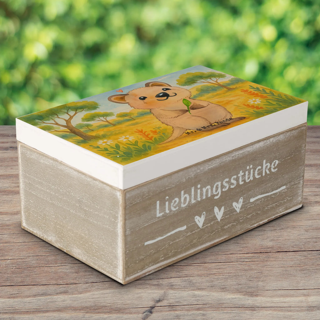 Skrzynia drewniana Quokka Szczęśliwy Design XXL, Truhe, Kiste, Holzkiste, Erinnerungsbox, Dekokiste, Aufbewahrungsbox, Erinnerungskiste, Geschenkbox, Geschenkdose, Schatzkiste, Schatulle, Tiermotive, Gute Laune, lustige Sprüche, Tiere, Dinge erledigen, Lustiger Spruch, Quokka, Niedliches Tier, Verschieben, Aufschieberitis