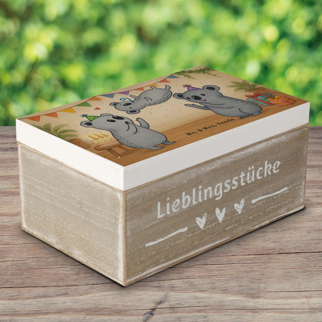 Holzkiste Koalas Geburtstag Design Truhe, Erinnerungskiste, Erinnerungsbox, Geschenkbox, Aufbewahrungsbox, Kiste, Schatulle, Schatzkiste, XXL, Dekokiste, Holzkiste, Geschenkdose, Geburtstag, Geburtstagsgeschenk, Geschenk, Happy Birthday, Geburtstage, Koala, Geburtstagsfeier