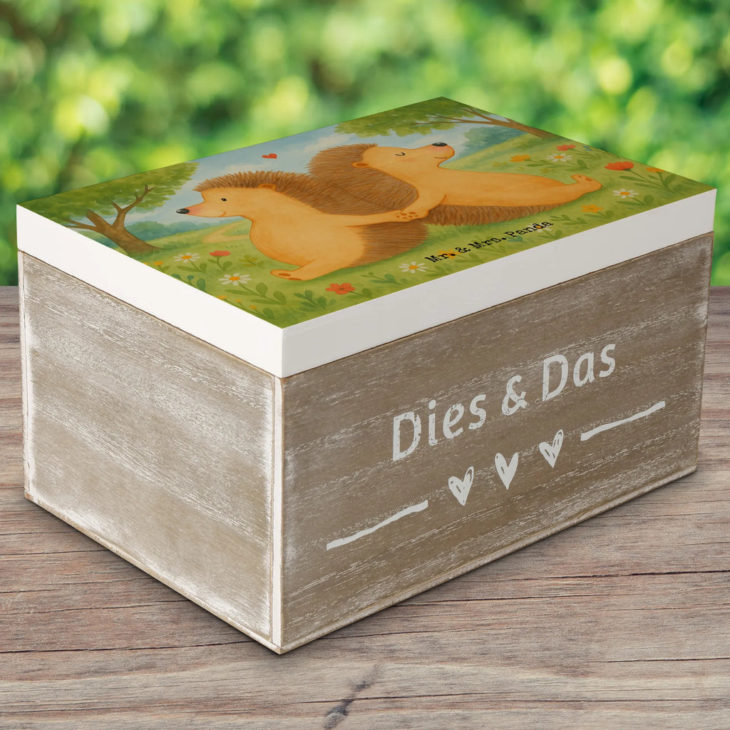 Holzkiste Igel händchenhaltend Design Schatzkiste, Geschenkdose, Geschenkbox, Schatulle, Aufbewahrungsbox, Dekokiste, XXL, Truhe, Kiste, Erinnerungskiste, Holzkiste, Erinnerungsbox, Liebe, Partner, Freund, Freundin, Ehemann, Ehefrau, Heiraten, Verlobung, Heiratsantrag, Liebesgeschenk, Jahrestag, Hocheitstag, Love, Liebesbeweis, Igel, Lieblingsmensch, Gemeinsamkeit, Liebesbotschaft, Hand in Hand, große Liebe, Geschenk für zwei, Hochzeit, Igelliebe
