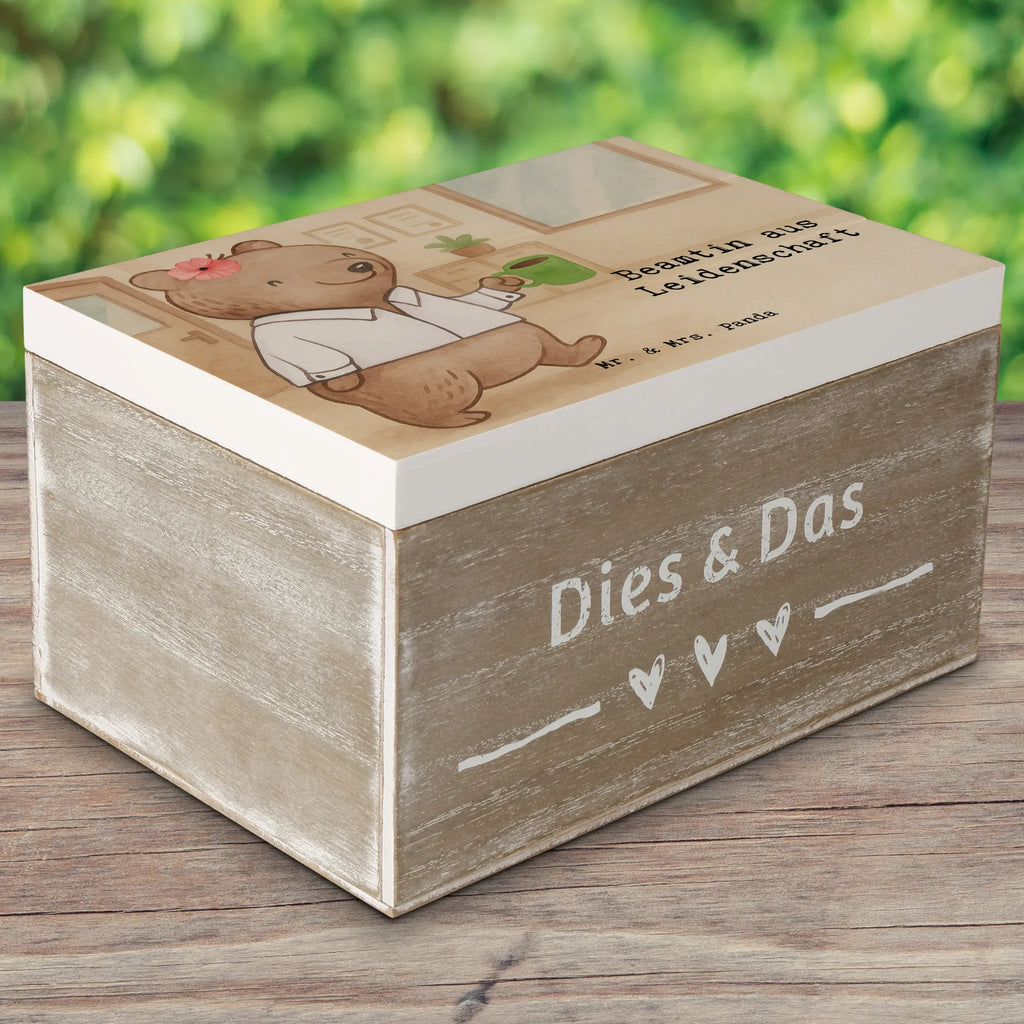 Holzkiste Beamtin Leidenschaft Design Aufbewahrungsbox, Erinnerungskiste, Truhe, Geschenkdose, Schatulle, Dekokiste, Holzkiste, XXL, Geschenkbox, Schatzkiste, Kiste, Erinnerungsbox, Beruf, Ausbildung, Jubiläum, Abschied, Rente, Kollege, Kollegin, Geschenk, Schenken, Arbeitskollege, Mitarbeiter, Firma, Danke, Dankeschön, öffentlicher Dienst, Beamtentum, Amt, Verbeamtung, Beamte, Studium