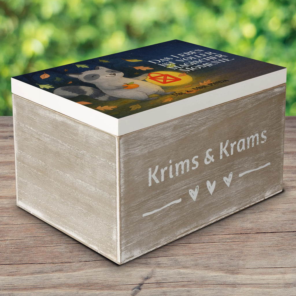 Holzkiste Waschbär Laterne Design Erinnerungskiste, Schatzkiste, Dekokiste, Holzkiste, Truhe, Erinnerungsbox, XXL, Kiste, Geschenkbox, Aufbewahrungsbox, Geschenkdose, Schatulle, Halloween, Deko, Martinssingen, Dekoration, Geschenke, Schenken, Laterne, Süßes sonst gibt's saures, Halloween Deko, Waschbär, Herbst, Trick or Treat