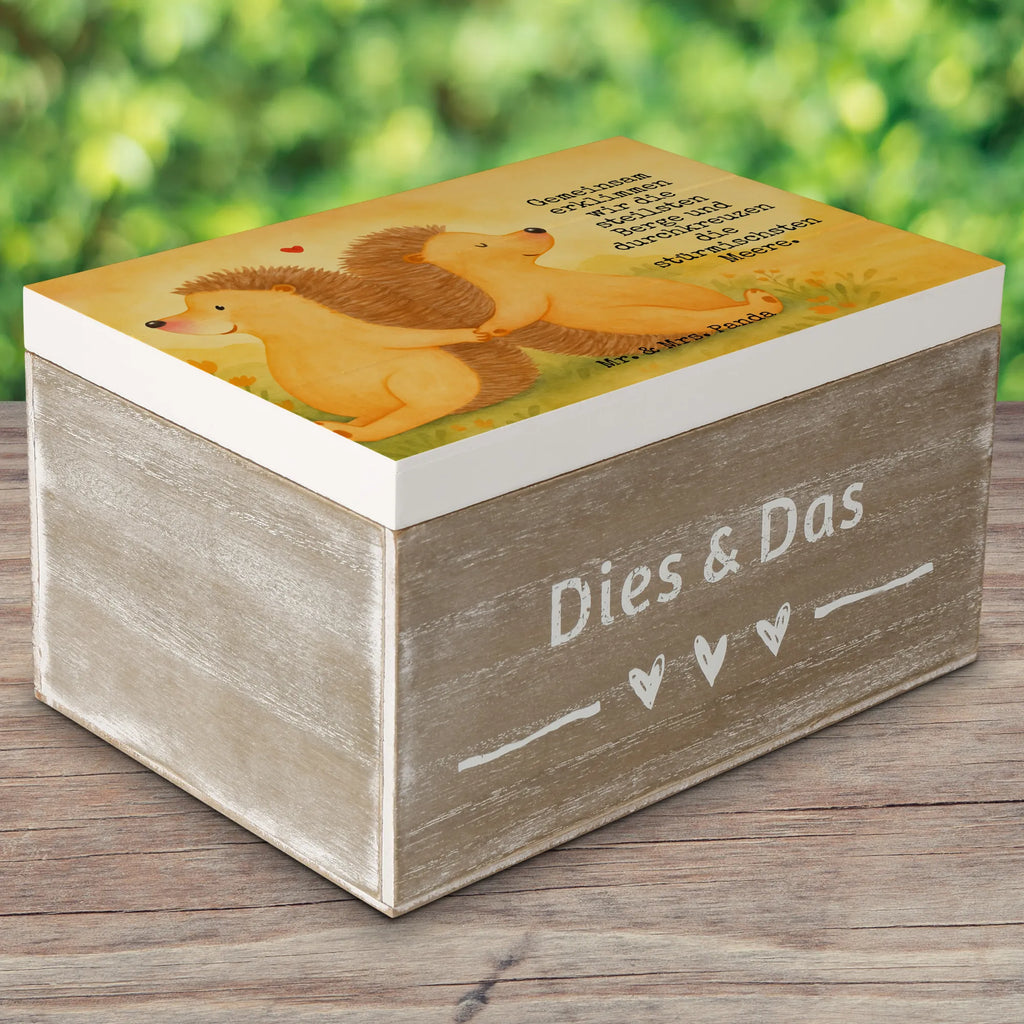 Holzkiste Igel händchenhaltend Design Schatzkiste, Geschenkdose, Geschenkbox, Schatulle, Aufbewahrungsbox, Dekokiste, XXL, Truhe, Kiste, Erinnerungskiste, Holzkiste, Erinnerungsbox, Liebe, Partner, Freund, Freundin, Ehemann, Ehefrau, Heiraten, Verlobung, Heiratsantrag, Liebesgeschenk, Jahrestag, Hocheitstag, Love, Liebesbeweis, Igel, Lieblingsmensch, Gemeinsamkeit, Liebesbotschaft, Hand in Hand, große Liebe, Geschenk für zwei, Hochzeit, Igelliebe