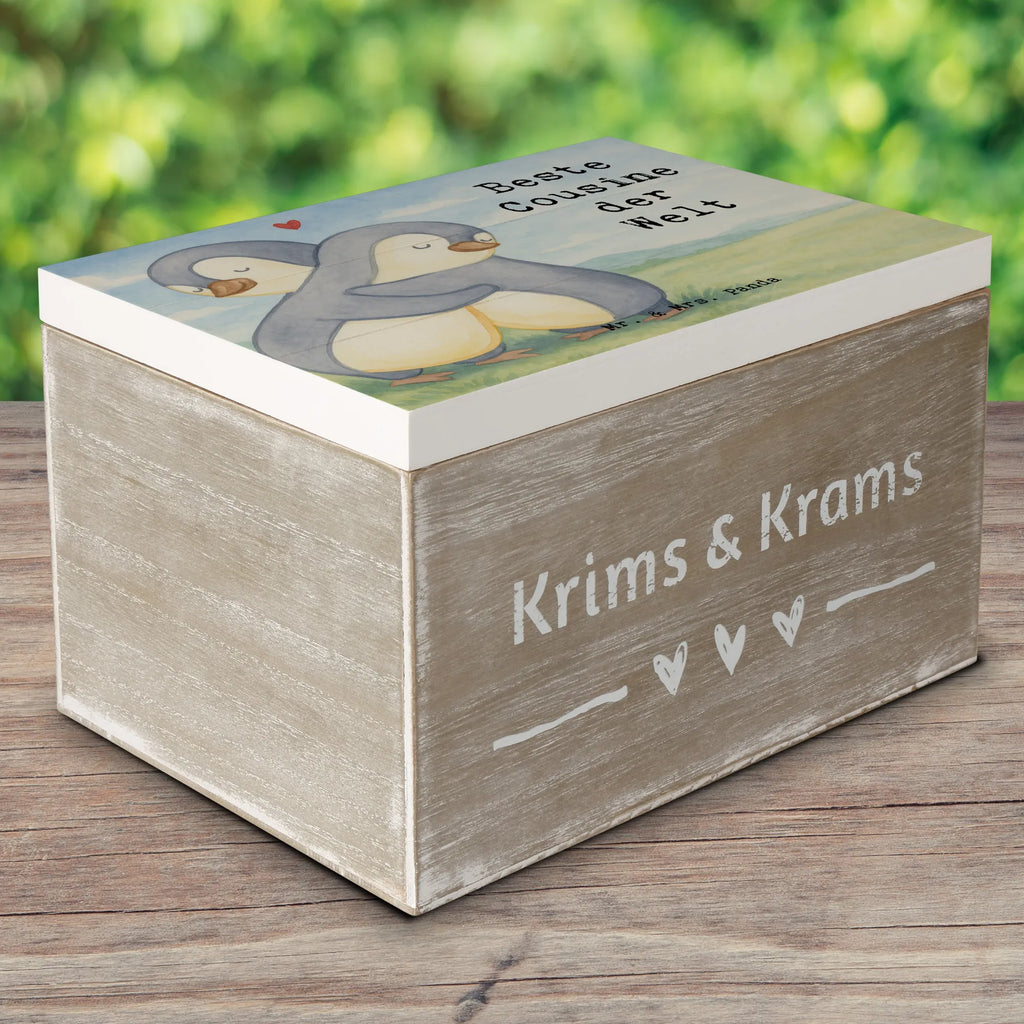 Skrzynia drewniana Pingwin Najlepsza kuzynka na świecie Design Aufbewahrungsbox, Holzkiste, Schatzkiste, Schatulle, Erinnerungsbox, Geschenkdose, Geschenkbox, Erinnerungskiste, Dekokiste, Kiste, XXL, Truhe, für, Dankeschön, Geschenk, Schenken, Geburtstag, Geburtstagsgeschenk, Geschenkidee, Danke, Bedanken, Mitbringsel, Freude machen, Geschenktipp, Familie, Verwandtschaft, Kusine, Cousin, Tochter von Onkel, Tochter von Tante, Cousine, Cousinchen, Kousine