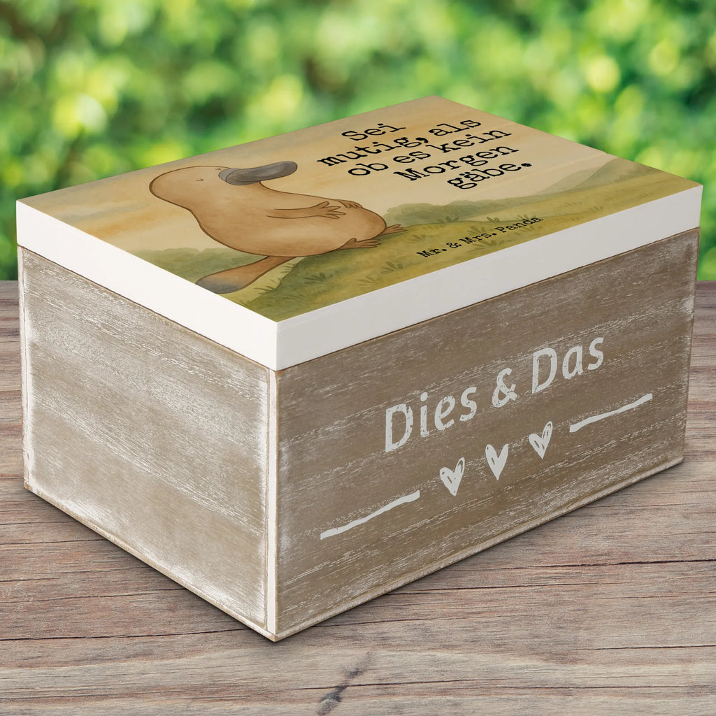 Skrzynia drewniana dziobak Odwaga Design XXL, Geschenkdose, Erinnerungsbox, Geschenkbox, Aufbewahrungsbox, Kiste, Schatzkiste, Erinnerungskiste, Dekokiste, Schatulle, Truhe, Holzkiste, Meerestiere, Meer, Urlaub, Mut, Training, Raodtrip, Weltreise, Neustart, Motivation, Büro, mutig, Arbeit, Neuanfang, Schnabeltiere, Lebensweisheit, Schnabeltier