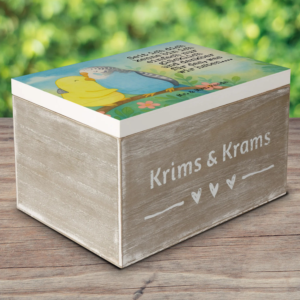Holzkiste Wellensittich Liebe Design Schatzkiste, Truhe, Kiste, Aufbewahrungsbox, Geschenkbox, XXL, Erinnerungskiste, Schatulle, Dekokiste, Holzkiste, Geschenkdose, Erinnerungsbox, Liebe, Partner, Freund, Freundin, Ehemann, Ehefrau, Heiraten, Verlobung, Heiratsantrag, Liebesgeschenk, Jahrestag, Hocheitstag, Kuscheln, Vögel, Wellensittich, Vertrauen, Nähe