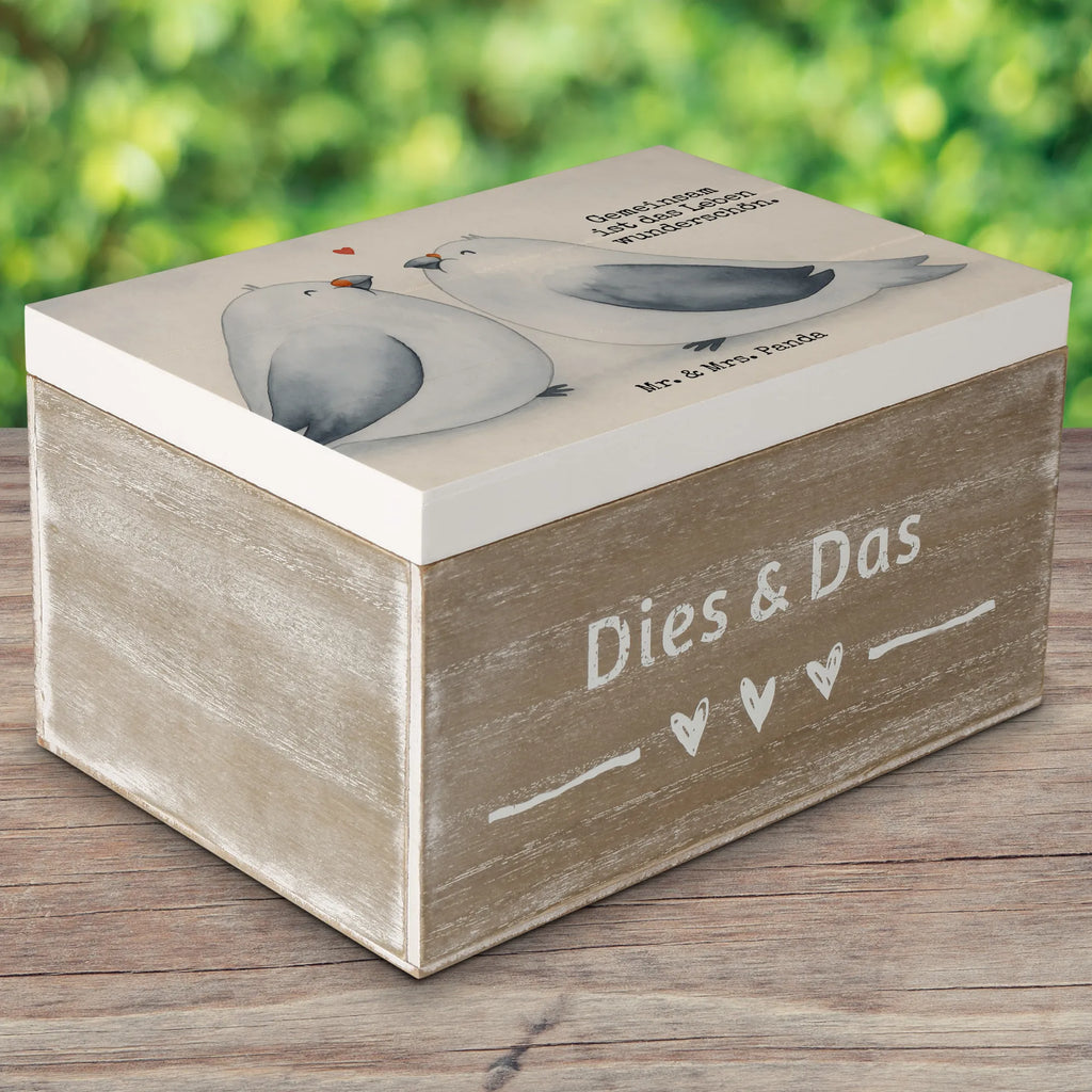 Holzkiste Tauben Liebe Design Truhe, Erinnerungskiste, Schatulle, Holzkiste, Geschenkdose, Dekokiste, Erinnerungsbox, XXL, Aufbewahrungsbox, Schatzkiste, Kiste, Geschenkbox, Hochzeit, Hochzeitsgeschenk, Ehe, Hochzeitsfeier, Trauung, Trauungsgeschenk, Hochzeitskarte, Verlobungsfeier, Verlobungsgeschenk, Hochzeitsgeschenkideen, Hochzeitsgeschenke für Brautpaar, Tauben, Taube, Turteltaube, Liebe, Paar, Freund, Paargeschenk, Turteltauben, Freundin