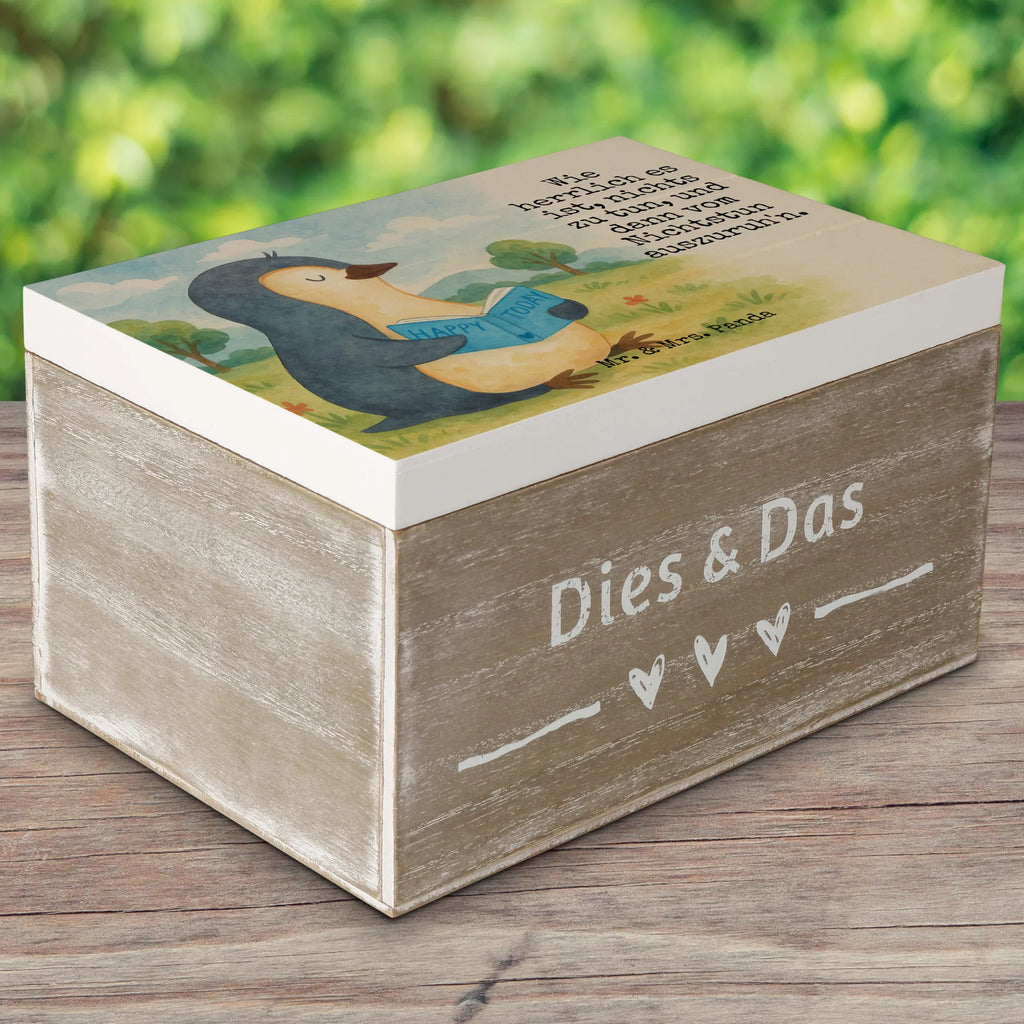 Wooden chest Penguin A book Design Geschenkdose, Erinnerungskiste, XXL, Aufbewahrungsbox, Kiste, Truhe, Geschenkbox, Erinnerungsbox, Holzkiste, Dekokiste, Schatulle, Schatzkiste, Pinguin, Faulenzen, Freizeit, Urlaub, Pinguine, Lesen, Nichtstun, Ferien, Bücherwurm, Buch