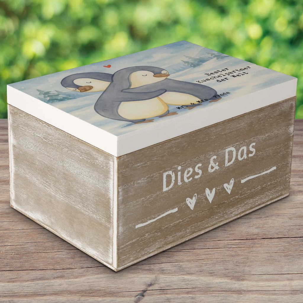 Holzkiste Pinguin Bester Kuschelpartner der Welt Design Dekokiste, Schatulle, Truhe, Erinnerungskiste, Aufbewahrungsbox, XXL, Holzkiste, Schatzkiste, Geschenkdose, Kiste, Geschenkbox, Erinnerungsbox, für, Dankeschön, Geschenk, Schenken, Geburtstag, Geburtstagsgeschenk, Geschenkidee, Danke, Bedanken, Mitbringsel, Freude machen, Geschenktipp, Ehemann, Kuschelpartner, Ehefrau, Liebe, Partner, Bett, Freund, Lebenspartner, Freundin, verliebt, Ehepartner, Hochzeitstag, Kuscheln