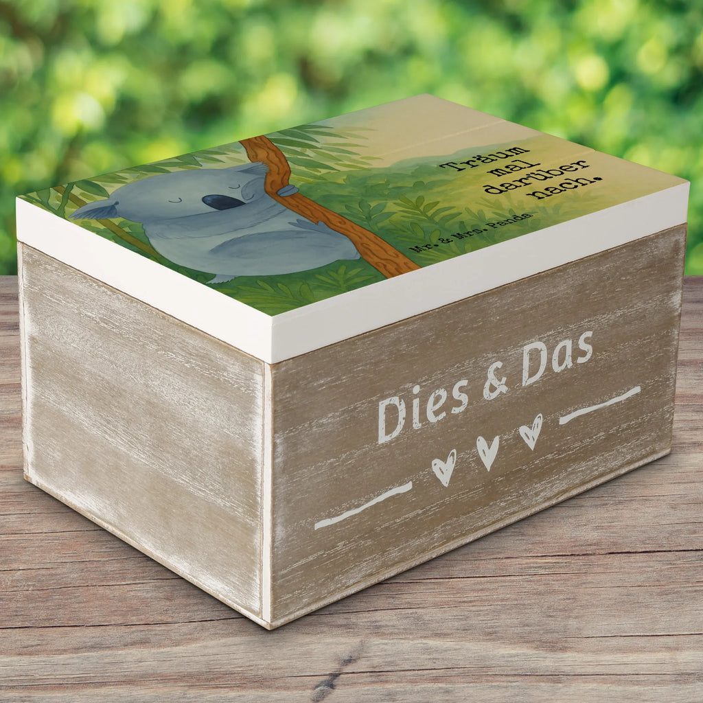 Holzkiste Koalabär Design Ordnungsbox, Truhe, Holzkiste mit Deckel, Holzbox mit Deckel, Box aus Holz, Dekorative Holzkiste, Aufbewahrungskiste, Kiste, Schatulle, Holztruhe, Dekokiste, Aufbewahrungsbox Holz, Holzkisten, Schmuckkästchen, Holzboxen, Erinnerungsbox, Holz Aufbewahrungsbox, Erinnerungsbox Hochzeit, Deko Box, Holzbox, Erinnerungskiste, Schatzkiste, Geschenkbox, Holzkiste, Aufbewahrungsbox, Erinnerungsbox Baby, Aufbewahrungsbox aus Holz, Tiere, Lustige Sprüche, Gute Laune, Tiermotive, Traumland, Schlafzimmer, Bär, Traum, Koalabär, Träumen, Koala, schlafen