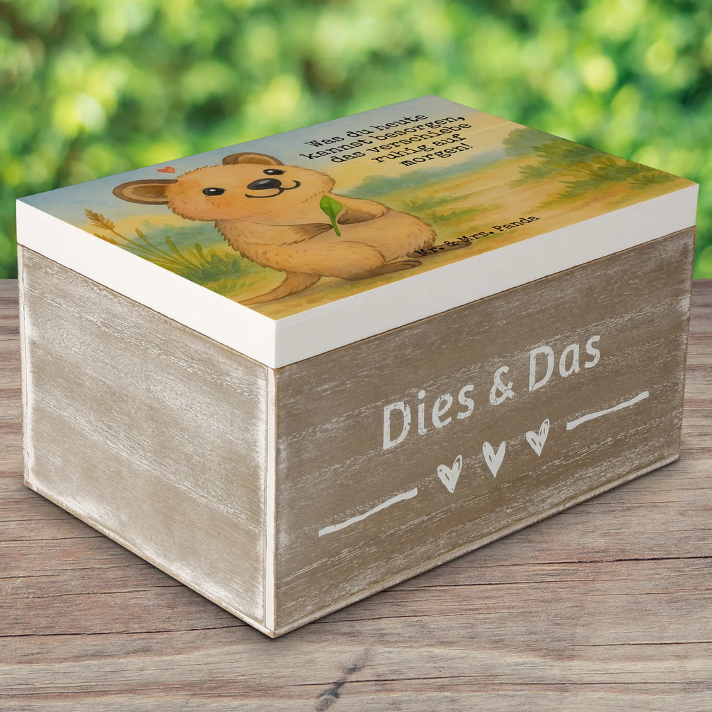 Skrzynia drewniana Quokka Szczęśliwy Design XXL, Truhe, Kiste, Holzkiste, Erinnerungsbox, Dekokiste, Aufbewahrungsbox, Erinnerungskiste, Geschenkbox, Geschenkdose, Schatzkiste, Schatulle, Tiermotive, Gute Laune, lustige Sprüche, Tiere, Dinge erledigen, Lustiger Spruch, Quokka, Niedliches Tier, Verschieben, Aufschieberitis