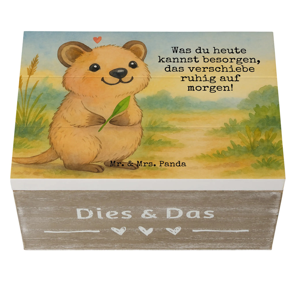 Skrzynia drewniana Quokka Szczęśliwy Design XXL, Truhe, Kiste, Holzkiste, Erinnerungsbox, Dekokiste, Aufbewahrungsbox, Erinnerungskiste, Geschenkbox, Geschenkdose, Schatzkiste, Schatulle, Tiermotive, Gute Laune, lustige Sprüche, Tiere, Dinge erledigen, Lustiger Spruch, Quokka, Niedliches Tier, Verschieben, Aufschieberitis