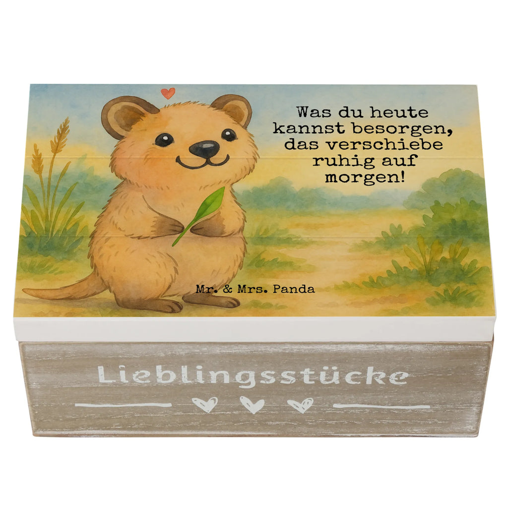 Skrzynia drewniana Quokka Szczęśliwy Design XXL, Truhe, Kiste, Holzkiste, Erinnerungsbox, Dekokiste, Aufbewahrungsbox, Erinnerungskiste, Geschenkbox, Geschenkdose, Schatzkiste, Schatulle, Tiermotive, Gute Laune, lustige Sprüche, Tiere, Dinge erledigen, Lustiger Spruch, Quokka, Niedliches Tier, Verschieben, Aufschieberitis