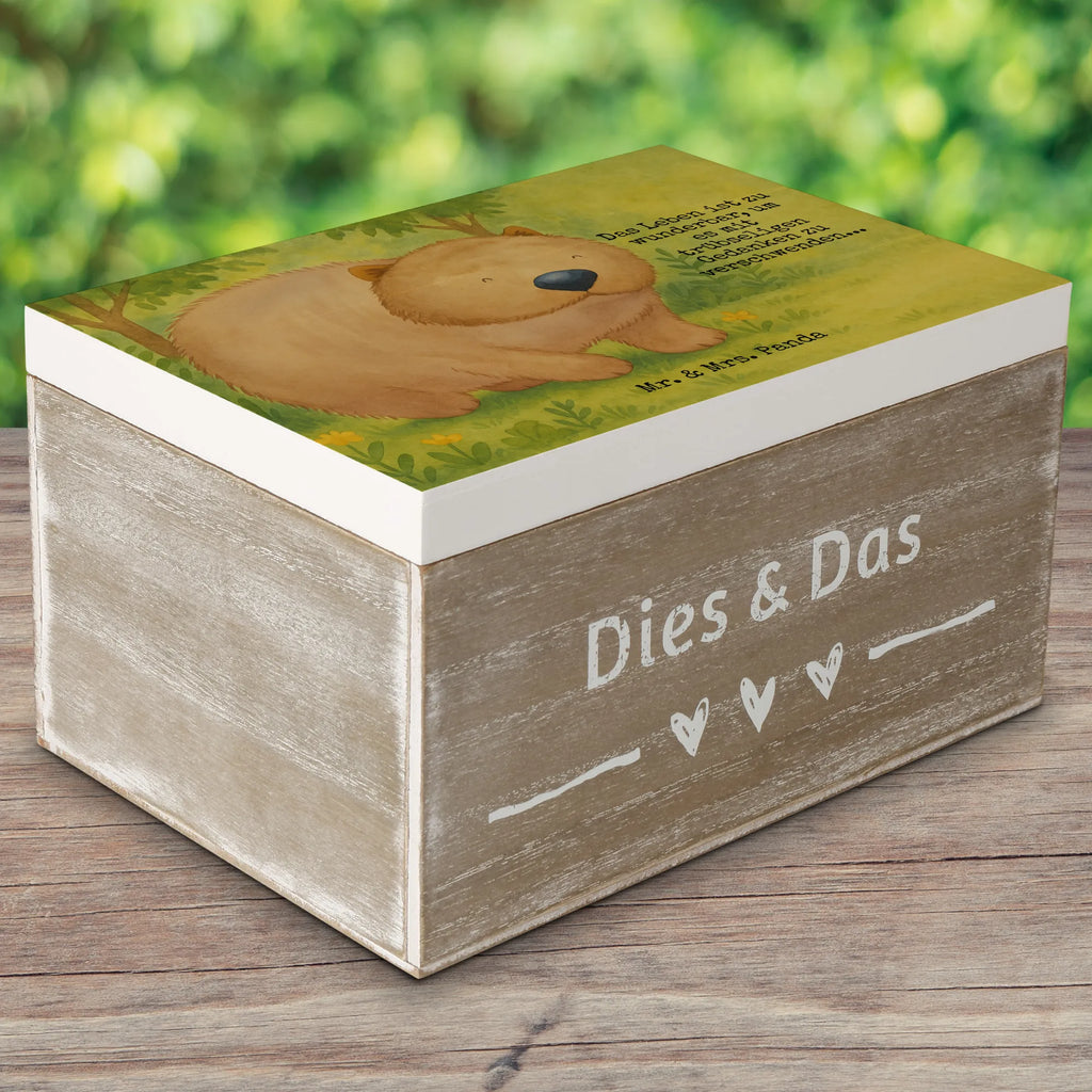Holzkiste Wombat Design Aufbewahrungsbox, Truhe, Dekokiste, Erinnerungsbox, Erinnerungskiste, Geschenkbox, Kiste, Schatulle, Schatzkiste, Holzkiste, XXL, Geschenkdose, Tiermotive, Gute Laune, lustige Sprüche, Tiere, Australien, Das Leben ist schön, Spruch, Wombat, Motivation