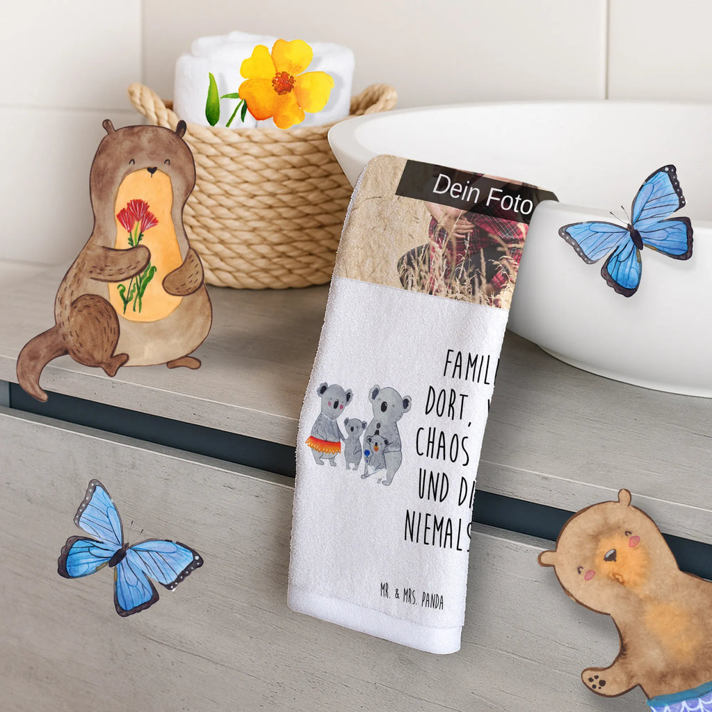 Personalisiertes Foto Gästehandtuch Koala Familie Gästehandtuch Badezimmer Mit Bild, Kleines Handtuch Mit Foto, Gästehandtuch Modern Mit Foto, Gästehandtuch Set Mit Foto, Gästehandtuch Bunt Mit Foto, Handtuch Für Gäste-WC Mit Foto, Gästehandtuch Nachhaltig Mit Bild, Gäste-Tuch Mit Eigenem Foto, Gästehandtuch Für Hotels Mit Foto, Gästehandtuch Grau Mit Bild, Gästehandtuch Strapazierfähig Mit Foto, Gästehandtuch Weiß Mit Foto, Gästehandtuch Bio Baumwolle Mit Bild, Gästehandtuch Mit Foto, Gästehandtuch Mit Bordüre Und Bild, Gästehandtuch Schnell Trocknend Mit Bild, Handtuch Gästezimmer Mit Foto, Gästehandtuch 30x50 Mit Bild, Gästehandtücher Mit Bild, Gästehandtuch Weich Mit Bild, Waschhandtuch Mit Foto, Gästehandtuch Baumwolle Mit Foto, Handtuch Für Gäste Mit Foto, Personalisiertes Gästehandtuch Mit Foto, Gästehandtuch Beige Mit Foto, Handtuch Für Toilette Mit Bild, Gästehandtuch Schwarz Mit Foto, Gästehandtuch Bad Mit Foto, Gästehandtuch Mit Muster Und Foto, Gästehandtuch Ökologisch Mit Foto, Handtuch Gästeformat Mit Foto, Gästehandtuch Klassisch Mit Bild, Gästehandtuch Hochwertig Mit Foto, Gästehandtuch Waschbar Mit Bild, Gästehandtuch Pflegeleicht Mit Foto, Handtuch Klein Mit Bild, Gästehandtuch Saugfähig Mit Foto, Familie, Vatertag, Muttertag, Bruder, Schwester, Mama, Papa, Oma, Opa, Koala, Geschwister, Kinder, Family, Familienleben, Koalas