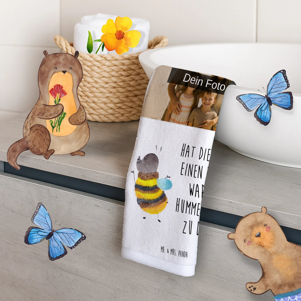 Personalisiertes Foto Gästehandtuch Hummel flauschig Gästehandtuch Baumwolle Mit Foto, Handtuch Gästeformat Mit Foto, Gästehandtuch Waschbar Mit Bild, Handtuch Für Toilette Mit Bild, Gästehandtuch Weiß Mit Foto, Gästehandtuch Saugfähig Mit Foto, Gästehandtuch Ökologisch Mit Foto, Gästehandtuch Pflegeleicht Mit Foto, Gästehandtuch Mit Bordüre Und Bild, Waschhandtuch Mit Foto, Gästehandtuch Bad Mit Foto, Gästehandtuch Weich Mit Bild, Gästehandtuch Strapazierfähig Mit Foto, Kleines Handtuch Mit Foto, Handtuch Klein Mit Bild, Gästehandtuch Mit Foto, Gästehandtuch Beige Mit Foto, Gästehandtuch Klassisch Mit Bild, Gästehandtuch Modern Mit Foto, Handtuch Gästezimmer Mit Foto, Gästehandtuch Set Mit Foto, Handtuch Für Gäste-WC Mit Foto, Gästehandtuch Grau Mit Bild, Gästehandtuch Schwarz Mit Foto, Gästehandtuch Für Hotels Mit Foto, Gäste-Tuch Mit Eigenem Foto, Gästehandtuch 30x50 Mit Bild, Gästehandtuch Hochwertig Mit Foto, Gästehandtuch Schnell Trocknend Mit Bild, Gästehandtuch Mit Muster Und Foto, Handtuch Für Gäste Mit Foto, Gästehandtuch Nachhaltig Mit Bild, Gästehandtücher Mit Bild, Gästehandtuch Bunt Mit Foto, Gästehandtuch Badezimmer Mit Bild, Gästehandtuch Bio Baumwolle Mit Bild, Personalisiertes Gästehandtuch Mit Foto, Tiermotive, Gute Laune, lustige Sprüche, Tiere, Biene, Blume, Natur, Flauschig, Hummel