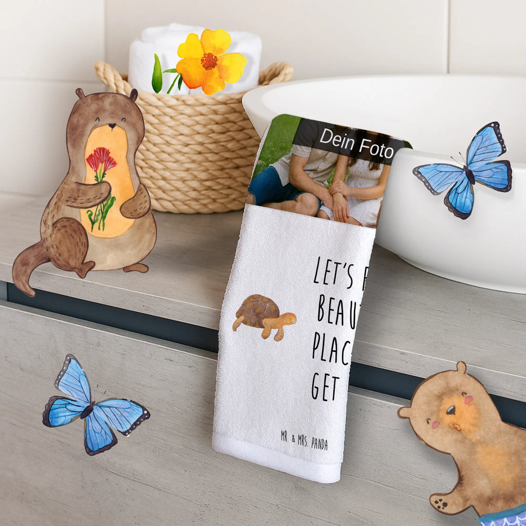 Personalisiertes Foto Gästehandtuch Schildkröte Marschieren Gästehandtuch Hochwertig Mit Foto, Gästehandtuch Grau Mit Bild, Gästehandtuch Bad Mit Foto, Gästehandtuch Klassisch Mit Bild, Gästehandtuch Mit Muster Und Foto, Gästehandtuch Weiß Mit Foto, Gästehandtuch Schnell Trocknend Mit Bild, Handtuch Gästezimmer Mit Foto, Gästehandtuch Nachhaltig Mit Bild, Gästehandtuch Mit Bordüre Und Bild, Gästehandtuch Modern Mit Foto, Gästehandtuch Weich Mit Bild, Handtuch Für Toilette Mit Bild, Handtuch Für Gäste Mit Foto, Handtuch Gästeformat Mit Foto, Gästehandtuch Ökologisch Mit Foto, Gästehandtuch Bio Baumwolle Mit Bild, Gästehandtuch Strapazierfähig Mit Foto, Gästehandtuch Schwarz Mit Foto, Gästehandtuch Pflegeleicht Mit Foto, Gästehandtuch Mit Foto, Gästehandtuch Für Hotels Mit Foto, Gästehandtuch Beige Mit Foto, Handtuch Klein Mit Bild, Gästehandtuch Waschbar Mit Bild, Gästehandtuch Saugfähig Mit Foto, Gästehandtuch Set Mit Foto, Waschhandtuch Mit Foto, Personalisiertes Gästehandtuch Mit Foto, Kleines Handtuch Mit Foto, Gästehandtuch Badezimmer Mit Bild, Handtuch Für Gäste-WC Mit Foto, Gästehandtuch 30x50 Mit Bild, Gäste-Tuch Mit Eigenem Foto, Gästehandtücher Mit Bild, Gästehandtuch Baumwolle Mit Foto, Gästehandtuch Bunt Mit Foto, Meerestiere, Meer, Urlaub, Reiselust, Inspiration, Lieblingsmensch, Schildkröten, get lost, Neustart, Schildkröte, Abenteuer, Motivation