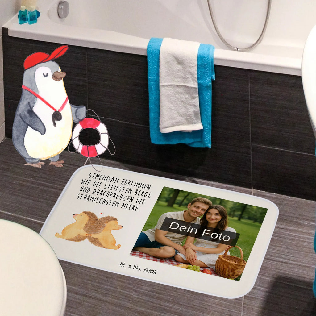 Personalisierte Foto Badematte Igel händchenhaltend Design Badvorleger Mit Eigenem Foto, Badematten Set Mit Foto, Badvorleger Groß Mit Foto, Badvorleger Für Badewanne Mit Bild, Saugfähiger Badvorleger Mit Foto, Klassischer Badvorleger Mit Foto, Badvorleger Selbst Gestalten Mit Foto, Badematte Rutschfest Mit Foto, Runder Badvorleger Mit Foto, Bad Fußmatte Mit Bild, Weißer Badvorleger Mit Foto, Waschbarer Badvorleger Mit Foto, Werbegeschenk Mit Logo, Badvorleger Mit Foto, Badvorleger Mit Fotodruck, Badvorleger Mit Bild, Badteppich Mit Bild, Badvorleger Mit Eigenem Motiv, Badvorleger Mit Eigenem Foto, Duschvorleger Mit Foto, Badematte mit Foto, Badmatte Waschbar Mit Foto, Gäste-WC Badvorleger Mit Foto, Badezimmermatte Mit Foto, Teppich Fürs Bad Mit Eigenem Bild, Personaliserter Badvorleger Mit Foto, Badvorleger Mit Wunschbild, Werbegeschenk Mit Foto, Rechteckiger Badvorleger Mit Bild, Badvorleger Baumwolle Mit Bild, Weicher Badvorleger Mit Bild, Badvorleger Mikrofaser Mit Foto, Moderner Badvorleger Mit Bild, Foto Badvorleger Für Dusche, Badvorleger Klein Mit Bild, Vintage Badvorleger Mit Foto, Badezimmer Matte Mit Foto, Badläufer Mit Bild, Badematte selber gestalten, Badezimmerteppich Mit Foto, Rutschfester Badvorleger Mit Foto, Gemusterter Badvorleger Mit Bild, Schwarzer Badvorleger Mit Bild, Firmengeschenk Mit Eigenem Logo, Badgarnitur Mit Foto, Freundin, Freund, Liebe, Liebesgeschenk, Jahrestag, Verlobung, Partner, Ehemann, Ehefrau, Heiraten, Heiratsantrag, Hocheitstag, Gemeinsamkeit, große Liebe, Lieblingsmensch, Liebesbotschaft, Igelliebe, Hochzeit, Geschenk für zwei, Hand in Hand, Love, Liebesbeweis, Igel