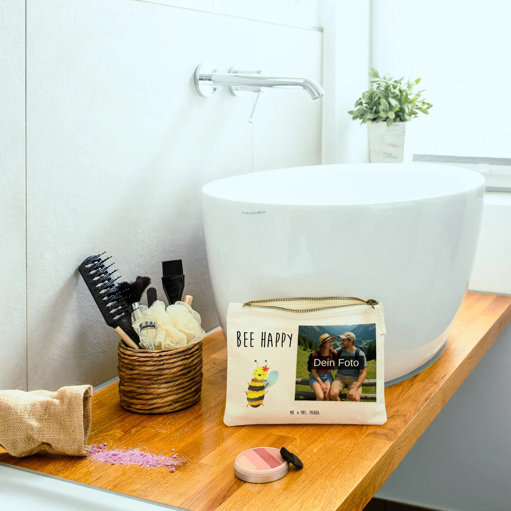 Personalisierte Foto Schminktasche Biene Happy Schminktasche Mit Foto, Personalisierte Schminktasche Mit Foto, Schminktasche Mit Eigenem Bild, Schminktasche Mit Wunschfoto, Kosmetiktasche Mit Foto, Make-Up Tasche Mit Foto, Schminktäschchen Mit Bild, Schminkbeutel Mit Fotodruck, Kulturbeutel Damen Mit Foto, Kosmetiktasche Damen Mit Bild, Schminktasche Klein Mit Foto, Schminktasche Groß Mit Bild, Schminktasche Reise Mit Foto, Schminktasche Für Unterwegs Mit Foto, Schminktasche Zum Aufhängen Mit Bild, Schminktasche Mit Reißverschluss Und Foto, Schminktasche Mit Fächern Und Bild, Schminktasche Stoff Mit Eigenem Foto, Schminktasche Leder Mit Fotodruck, Schminktasche Nachhaltig Mit Bild, Schminktasche Mit Muster Und Foto, Schminktasche Blumen Mit Foto, Schminktasche Tiermotiv Mit Eigenem Bild, Kosmetiktasche Für Handtasche Mit Foto, Kosmetiktasche Zum Mitnehmen Mit Bild, Kosmetiktasche Organizer Mit Foto, Reise-Kosmetiktasche Mit Eigenem Motiv, Schminktasche Geschenk Mit Foto, Schminktasche Für Teenager Mit Bild, Schminktasche Für Mädchen Mit Foto, Aufbewahrung Für Schminke Mit Foto, Stifteaufbewahrung Mit Bild, Stiftetasche Mit Eigenem Foto, Biene, Wespe, Hummel