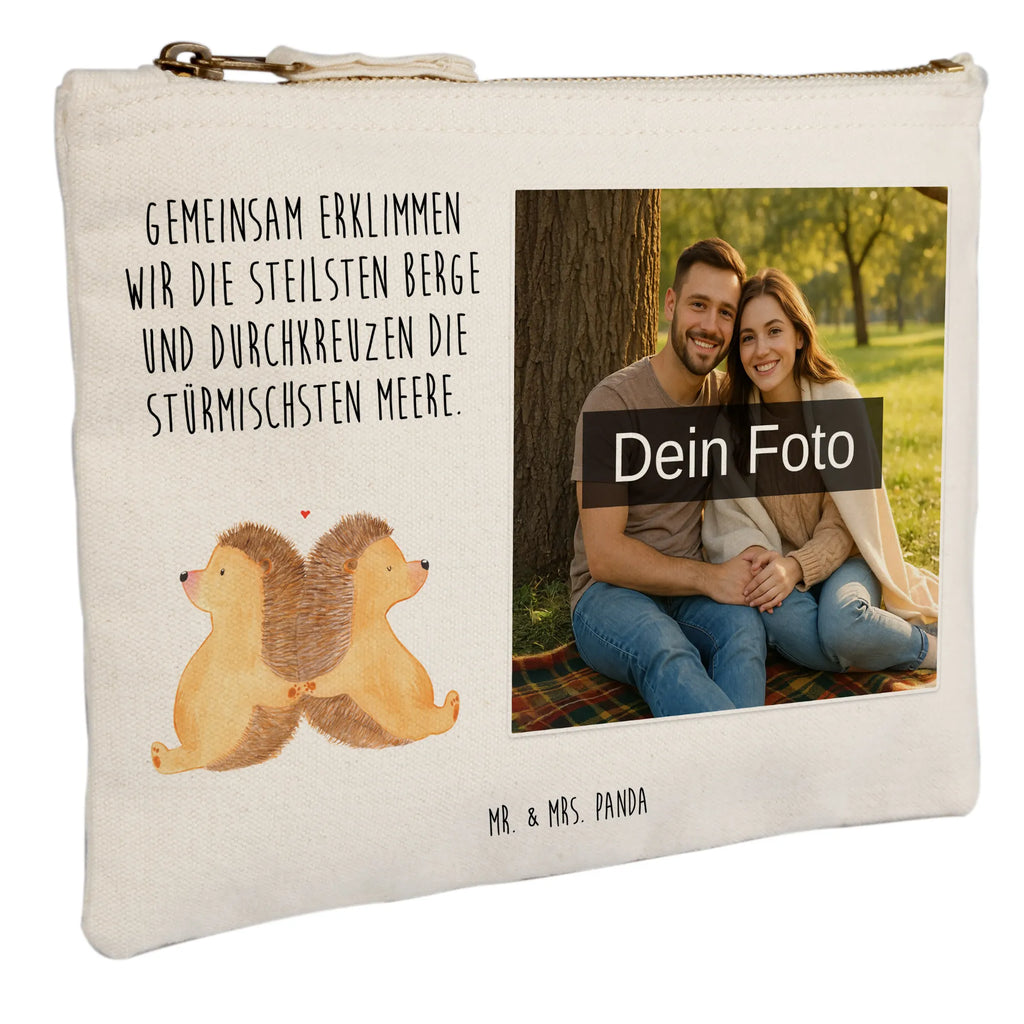 Personalisierte Foto Schminktasche Igel händchenhaltend Schminktasche Mit Foto, Personalisierte Schminktasche Mit Foto, Schminktasche Mit Eigenem Bild, Schminktasche Mit Wunschfoto, Kosmetiktasche Mit Foto, Make-Up Tasche Mit Foto, Schminktäschchen Mit Bild, Schminkbeutel Mit Fotodruck, Kulturbeutel Damen Mit Foto, Kosmetiktasche Damen Mit Bild, Schminktasche Klein Mit Foto, Schminktasche Groß Mit Bild, Schminktasche Reise Mit Foto, Schminktasche Für Unterwegs Mit Foto, Schminktasche Zum Aufhängen Mit Bild, Schminktasche Mit Reißverschluss Und Foto, Schminktasche Mit Fächern Und Bild, Schminktasche Stoff Mit Eigenem Foto, Schminktasche Leder Mit Fotodruck, Schminktasche Nachhaltig Mit Bild, Schminktasche Mit Muster Und Foto, Schminktasche Blumen Mit Foto, Schminktasche Tiermotiv Mit Eigenem Bild, Kosmetiktasche Für Handtasche Mit Foto, Kosmetiktasche Zum Mitnehmen Mit Bild, Kosmetiktasche Organizer Mit Foto, Reise-Kosmetiktasche Mit Eigenem Motiv, Schminktasche Geschenk Mit Foto, Schminktasche Für Teenager Mit Bild, Schminktasche Für Mädchen Mit Foto, Aufbewahrung Für Schminke Mit Foto, Stifteaufbewahrung Mit Bild, Stiftetasche Mit Eigenem Foto, Liebe, Partner, Freund, Freundin, Ehemann, Ehefrau, Heiraten, Verlobung, Heiratsantrag, Liebesgeschenk, Jahrestag, Hocheitstag, Igel, Igelliebe, Hand in Hand, Liebesbeweis, große Liebe, Liebesbotschaft, Hochzeit, Lieblingsmensch, Gemeinsamkeit, Love, Geschenk für zwei