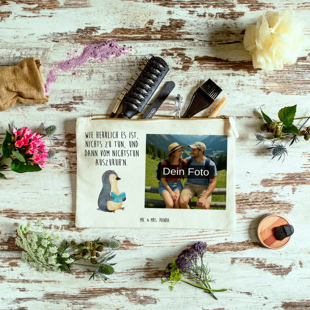 Personalisierte Foto Schminktasche Pinguin Buch Schminktasche Reise Mit Foto, Stiftetasche Mit Eigenem Foto, Kosmetiktasche Für Handtasche Mit Foto, Schminktasche Für Teenager Mit Bild, Schminktasche Mit Fächern Und Bild, Reise-Kosmetiktasche Mit Eigenem Motiv, Schminktasche Mit Muster Und Foto, Schminktasche Blumen Mit Foto, Kosmetiktasche Zum Mitnehmen Mit Bild, Aufbewahrung Für Schminke Mit Foto, Schminktasche Geschenk Mit Foto, Kosmetiktasche Damen Mit Bild, Schminktasche Groß Mit Bild, Schminktasche Stoff Mit Eigenem Foto, Schminktasche Leder Mit Fotodruck, Make-Up Tasche Mit Foto, Schminktäschchen Mit Bild, Kosmetiktasche Mit Foto, Personalisierte Schminktasche Mit Foto, Schminktasche Für Mädchen Mit Foto, Schminktasche Klein Mit Foto, Schminktasche Mit Foto, Schminktasche Mit Eigenem Bild, Schminktasche Mit Wunschfoto, Schminktasche Für Unterwegs Mit Foto, Schminktasche Zum Aufhängen Mit Bild, Schminktasche Tiermotiv Mit Eigenem Bild, Schminkbeutel Mit Fotodruck, Stifteaufbewahrung Mit Bild, Schminktasche Mit Reißverschluss Und Foto, Kulturbeutel Damen Mit Foto, Schminktasche Nachhaltig Mit Bild, Kosmetiktasche Organizer Mit Foto, Pinguin, Lesen, Freizeit, Faulenzen, Pinguine, Ferien, Bücherwurm, Buch, Nichtstun, Urlaub