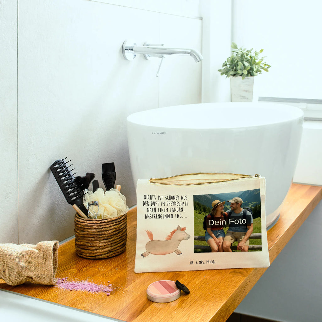 Personalisierte Foto Schminktasche Pferd Springen Kosmetiktasche Damen Mit Bild, Schminktasche Groß Mit Bild, Schminktasche Stoff Mit Eigenem Foto, Stifteaufbewahrung Mit Bild, Stiftetasche Mit Eigenem Foto, Personalisierte Schminktasche Mit Foto, Schminktasche Nachhaltig Mit Bild, Schminktasche Klein Mit Foto, Kulturbeutel Damen Mit Foto, Schminktasche Leder Mit Fotodruck, Schminktasche Mit Muster Und Foto, Schminktasche Reise Mit Foto, Schminktasche Zum Aufhängen Mit Bild, Schminktasche Blumen Mit Foto, Make-Up Tasche Mit Foto, Schminktasche Mit Wunschfoto, Kosmetiktasche Zum Mitnehmen Mit Bild, Schminktasche Mit Foto, Schminktasche Mit Fächern Und Bild, Schminktasche Für Teenager Mit Bild, Kosmetiktasche Für Handtasche Mit Foto, Schminktasche Geschenk Mit Foto, Schminktasche Tiermotiv Mit Eigenem Bild, Kosmetiktasche Organizer Mit Foto, Schminkbeutel Mit Fotodruck, Schminktasche Für Unterwegs Mit Foto, Kosmetiktasche Mit Foto, Schminktasche Mit Reißverschluss Und Foto, Reise-Kosmetiktasche Mit Eigenem Motiv, Schminktasche Für Mädchen Mit Foto, Schminktasche Mit Eigenem Bild, Aufbewahrung Für Schminke Mit Foto, Schminktäschchen Mit Bild, Bauernhof, Hoftiere, Landwirt, Landwirtin, Pferde, ausreiten, Pferdebesitzer, Stall, Pferdestall, Pferd, reiten, Pony