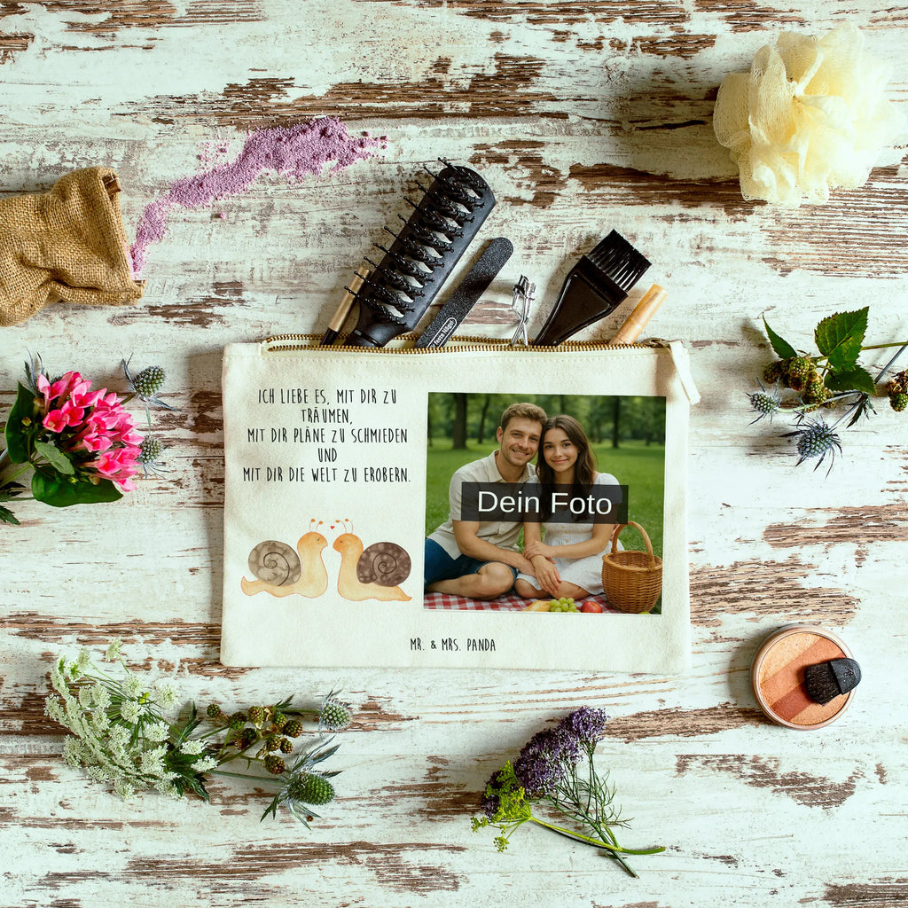 Personalisierte Foto Schminktasche Schnecken Liebe Reise-Kosmetiktasche Mit Eigenem Motiv, Schminkbeutel Mit Fotodruck, Stiftetasche Mit Eigenem Foto, Schminktasche Für Unterwegs Mit Foto, Schminktasche Mit Muster Und Foto, Kulturbeutel Damen Mit Foto, Schminktasche Leder Mit Fotodruck, Schminktasche Mit Wunschfoto, Schminktasche Mit Reißverschluss Und Foto, Make-Up Tasche Mit Foto, Schminktasche Reise Mit Foto, Schminktasche Stoff Mit Eigenem Foto, Schminktasche Groß Mit Bild, Schminktasche Blumen Mit Foto, Schminktasche Für Mädchen Mit Foto, Schminktasche Für Teenager Mit Bild, Schminktasche Tiermotiv Mit Eigenem Bild, Kosmetiktasche Zum Mitnehmen Mit Bild, Schminktasche Klein Mit Foto, Schminktasche Nachhaltig Mit Bild, Schminktasche Geschenk Mit Foto, Stifteaufbewahrung Mit Bild, Personalisierte Schminktasche Mit Foto, Schminktasche Zum Aufhängen Mit Bild, Schminktasche Mit Fächern Und Bild, Schminktasche Mit Foto, Schminktasche Mit Eigenem Bild, Kosmetiktasche Mit Foto, Kosmetiktasche Organizer Mit Foto, Kosmetiktasche Damen Mit Bild, Kosmetiktasche Für Handtasche Mit Foto, Schminktäschchen Mit Bild, Aufbewahrung Für Schminke Mit Foto, Liebe, Partner, Freund, Freundin, Ehemann, Ehefrau, Heiraten, Verlobung, Heiratsantrag, Liebesgeschenk, Jahrestag, Hocheitstag