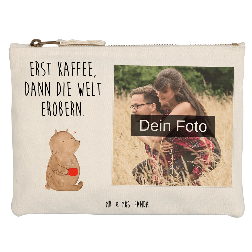 Personalisierte Foto Schminktasche Bär Kaffee Make-Up Tasche Mit Foto, Kosmetiktasche Damen Mit Bild, Reise-Kosmetiktasche Mit Eigenem Motiv, Aufbewahrung Für Schminke Mit Foto, Schminktasche Mit Eigenem Bild, Schminktasche Blumen Mit Foto, Schminkbeutel Mit Fotodruck, Schminktasche Klein Mit Foto, Schminktasche Für Mädchen Mit Foto, Schminktasche Mit Wunschfoto, Personalisierte Schminktasche Mit Foto, Schminktasche Für Teenager Mit Bild, Schminktasche Nachhaltig Mit Bild, Schminktasche Für Unterwegs Mit Foto, Schminktasche Tiermotiv Mit Eigenem Bild, Schminktasche Mit Muster Und Foto, Schminktasche Mit Reißverschluss Und Foto, Kosmetiktasche Für Handtasche Mit Foto, Kosmetiktasche Mit Foto, Schminktasche Stoff Mit Eigenem Foto, Stifteaufbewahrung Mit Bild, Kosmetiktasche Organizer Mit Foto, Kulturbeutel Damen Mit Foto, Schminktasche Leder Mit Fotodruck, Schminktasche Groß Mit Bild, Schminktasche Mit Fächern Und Bild, Kosmetiktasche Zum Mitnehmen Mit Bild, Schminktäschchen Mit Bild, Schminktasche Geschenk Mit Foto, Schminktasche Zum Aufhängen Mit Bild, Schminktasche Reise Mit Foto, Stiftetasche Mit Eigenem Foto, Schminktasche Mit Foto, Bär, Teddy, Teddybär, Bären, Coffee, Morgenroutine, Welt retten, guten Morgen, Welt erobern, Motivation, Kaffee